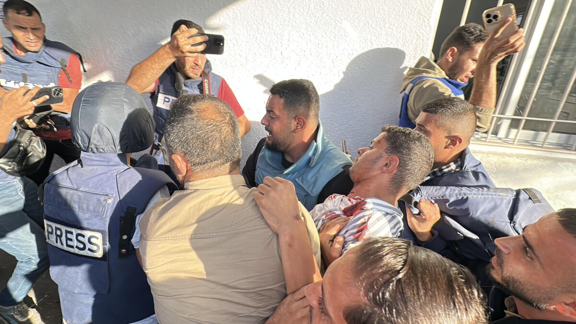 Zwei Journalisten in akuter Lebensgefahr