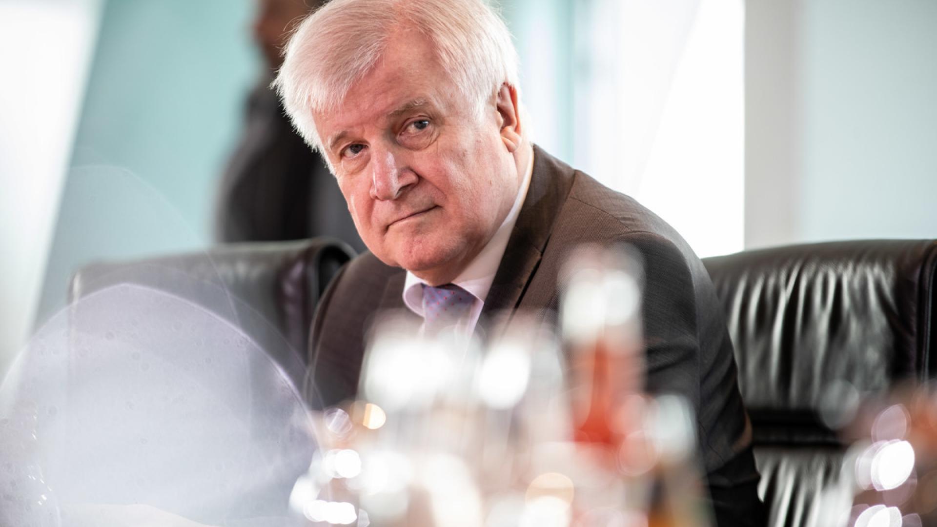 Schein-Dementi und Nebelkerzen von Seehofer