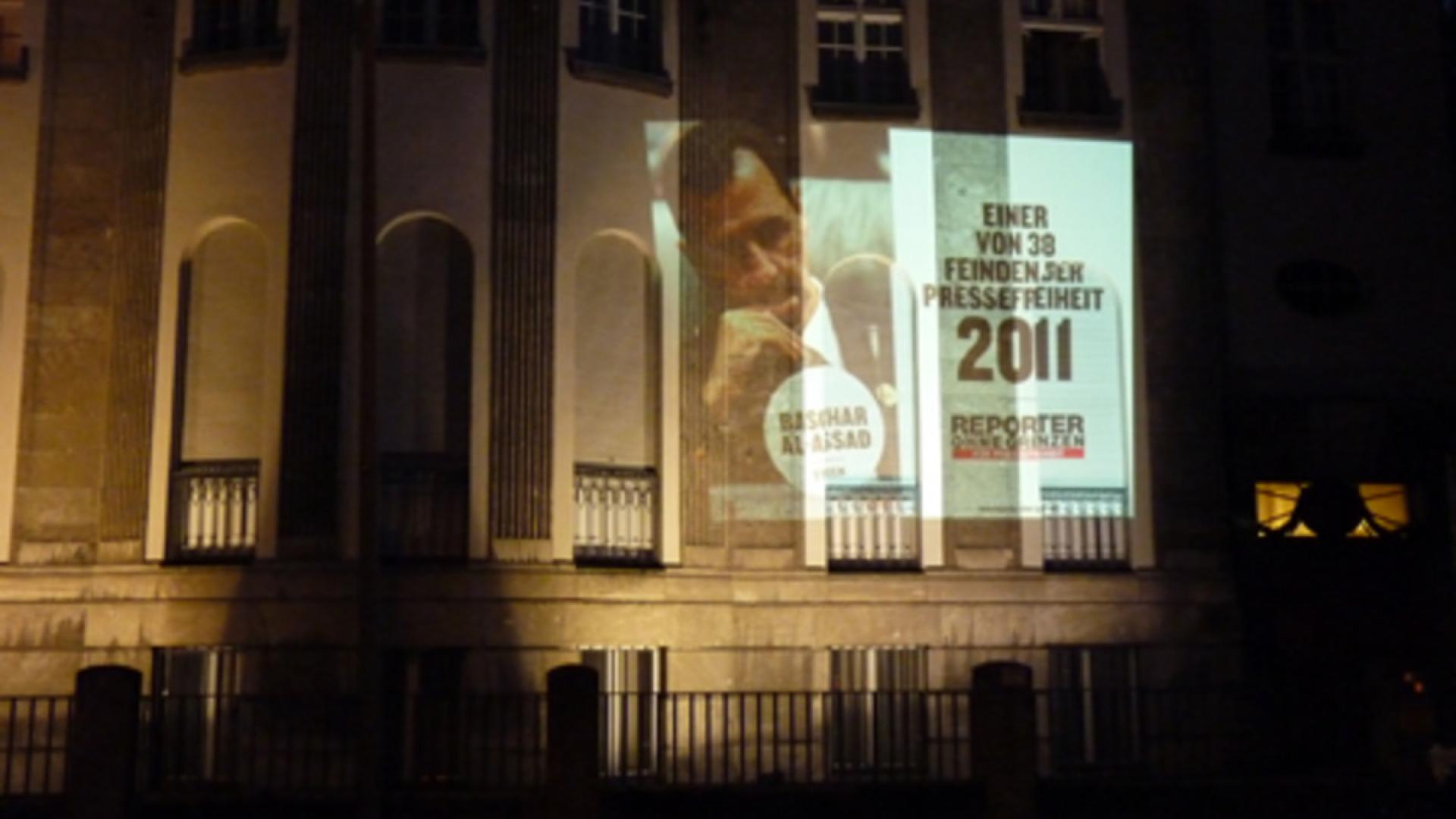 Mahnzeichen aus Licht: ROG projiziert Konterfeis der „Feinde der Pressefreiheit“ an Berliner Botschaften