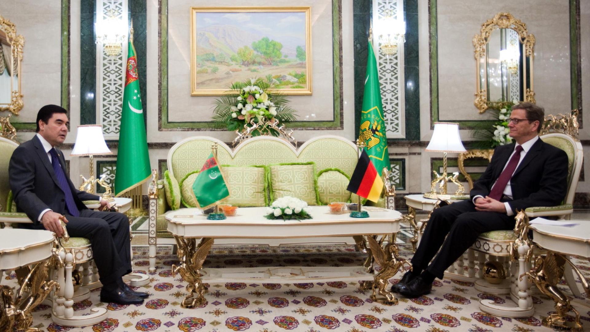 ROG-Brief an Westerwelle: Verfolgung von Journalisten muss Thema der politischen Gespräche in Aschgabat sein