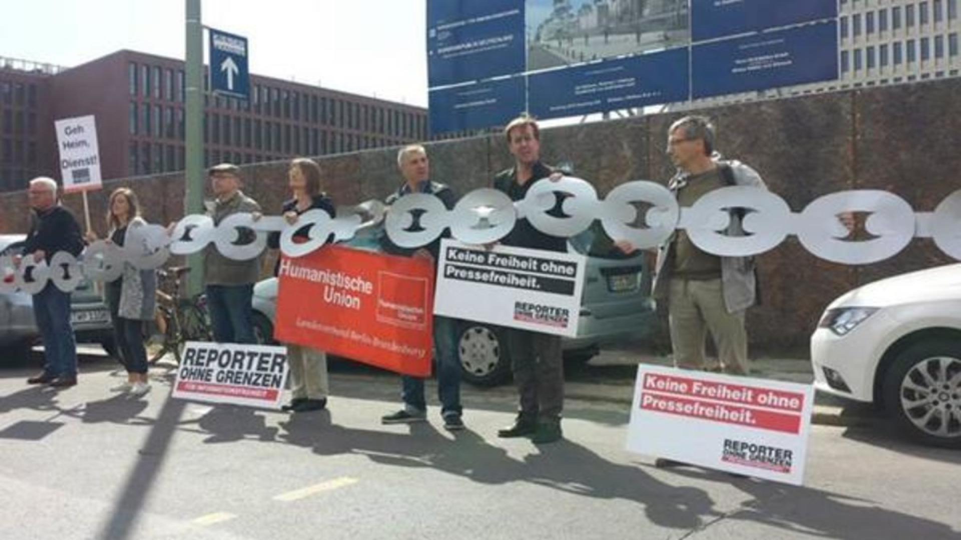 Bürger legen BND an die Kette