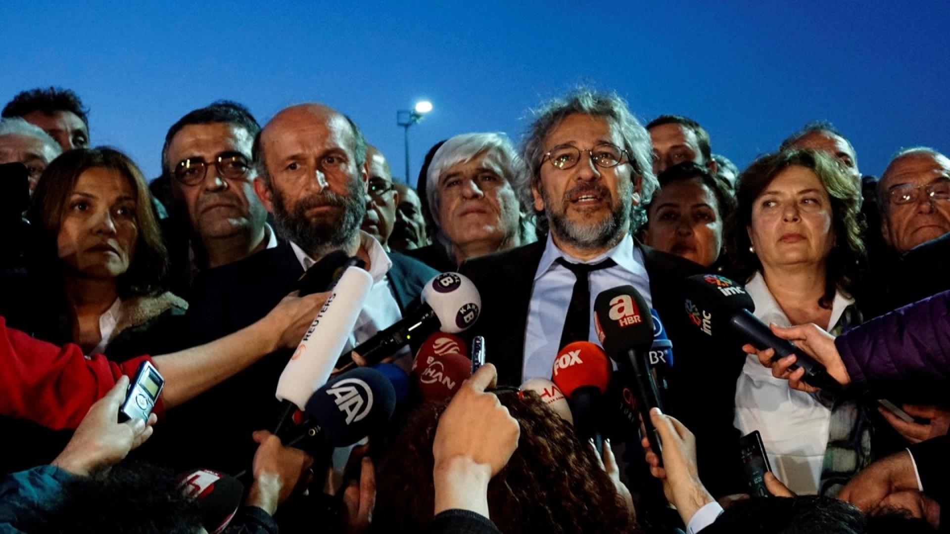 Entsetzen über Haftstrafen für Dündar und Gül