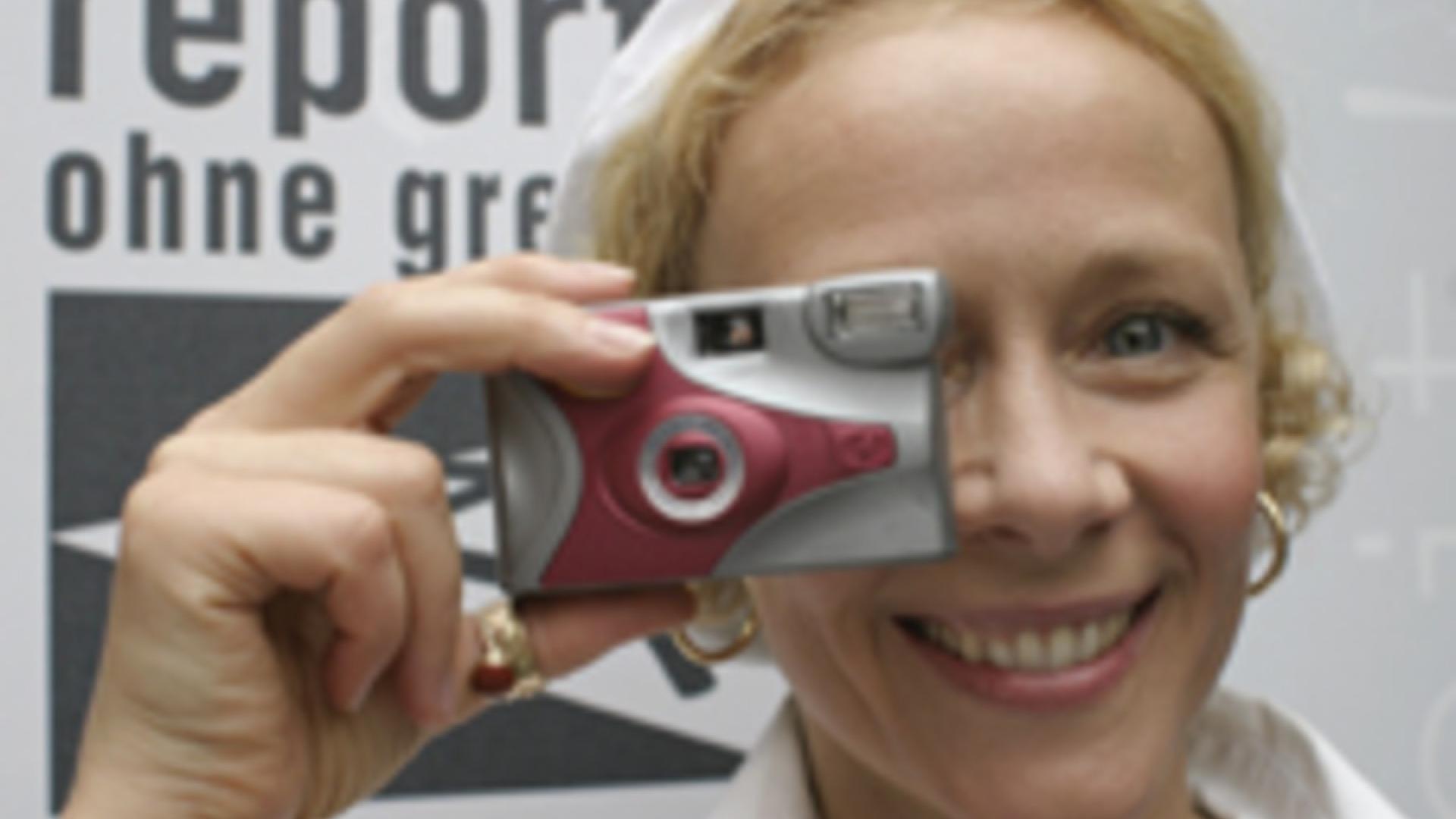 Einmalige Schnappschüsse von über 40 Stars ab heute zu ersteigern