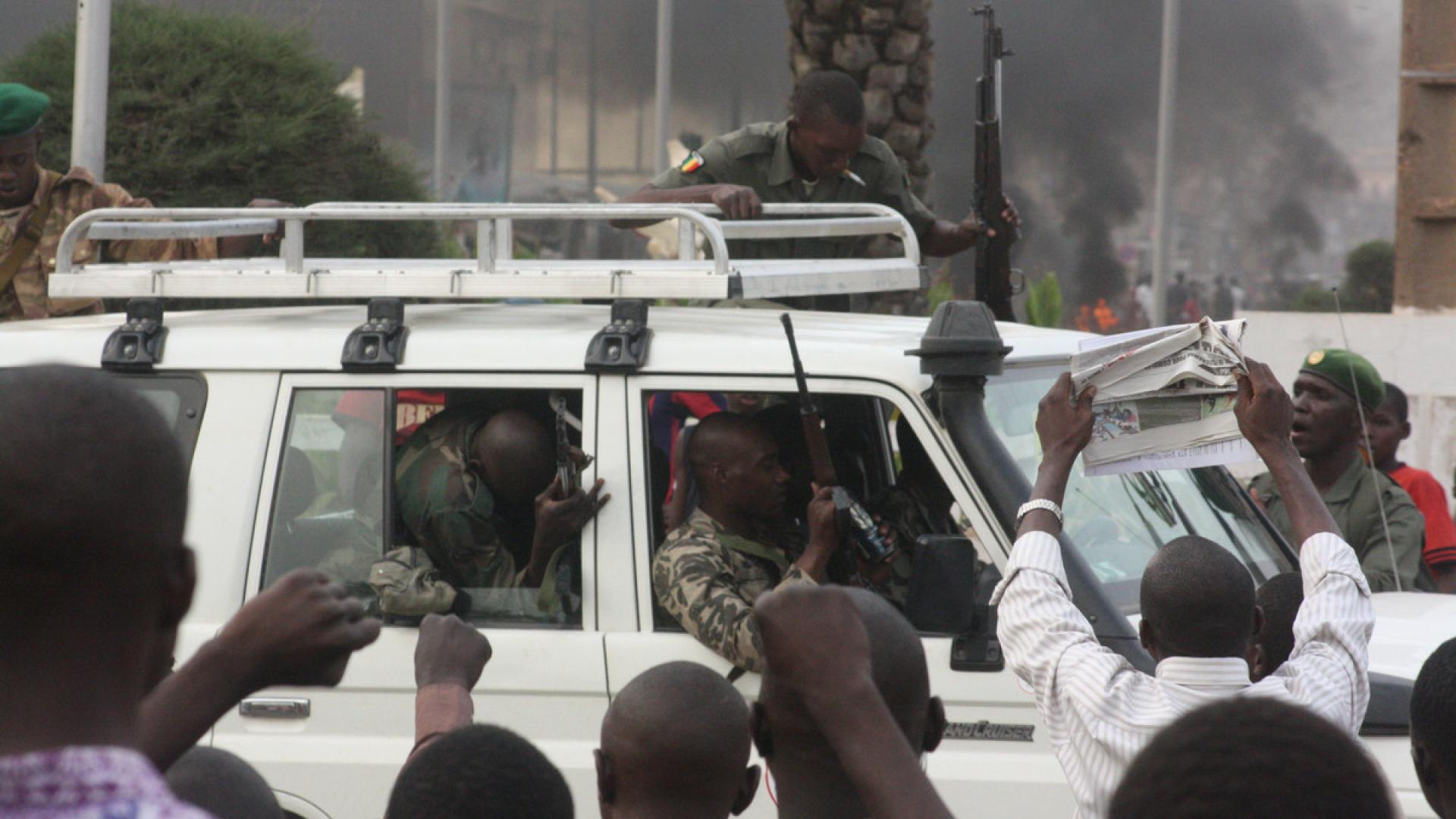 Militär besetzt Staatsfernsehen