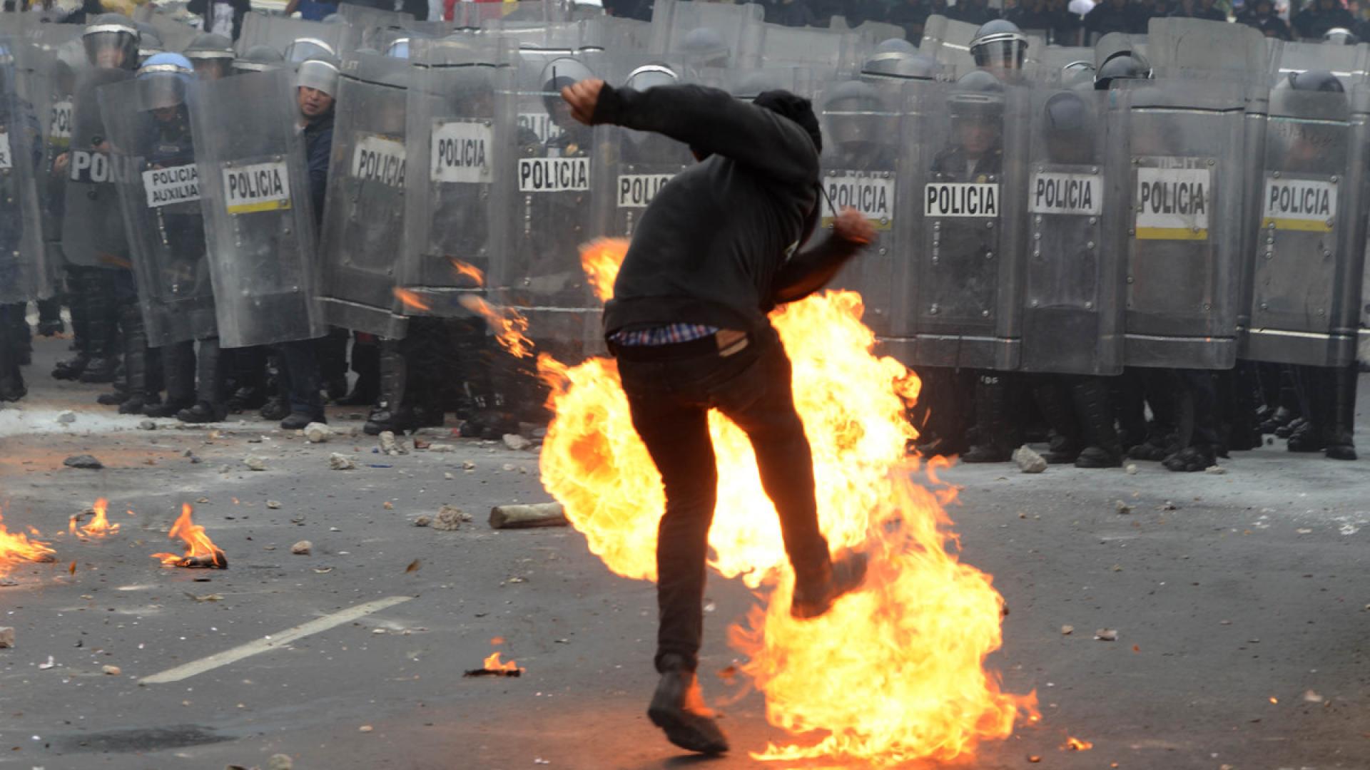 Angriffe bei Protesten untersuchen