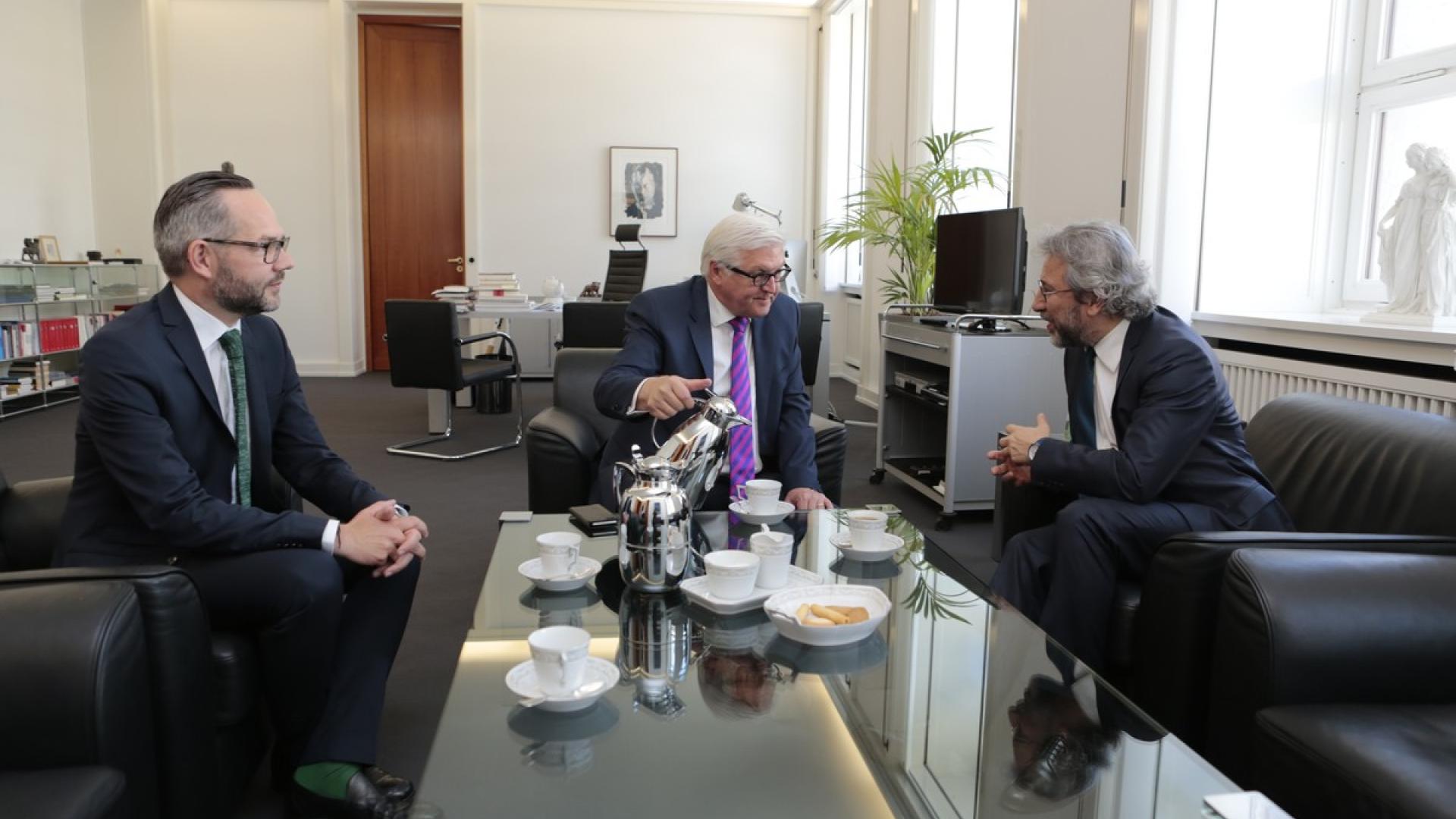 Can Dündar trifft Steinmeier und Lammert