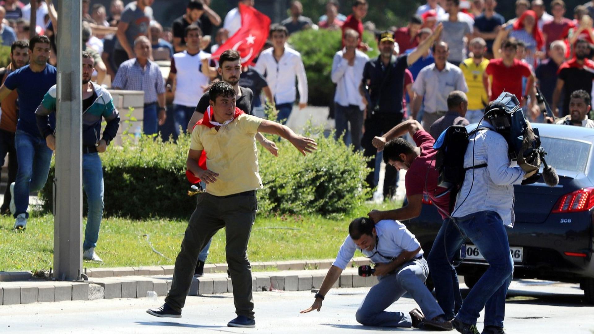 Putschisten besetzen Medien, töten Fotograf