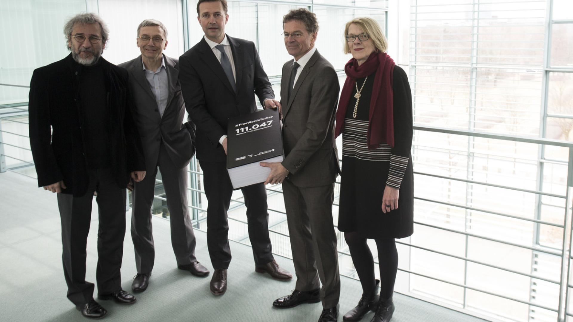 Petition #FreeWordsTurkey übergeben