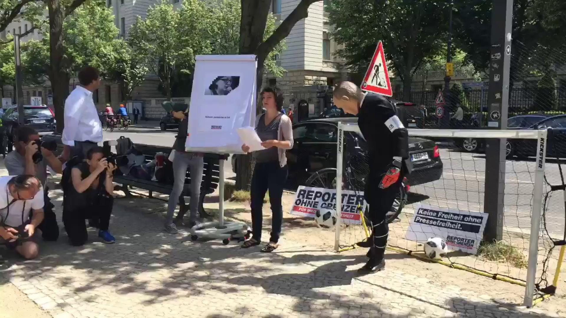 LIVE: Protest vor der Russischen Botschaft - theunofficial.football