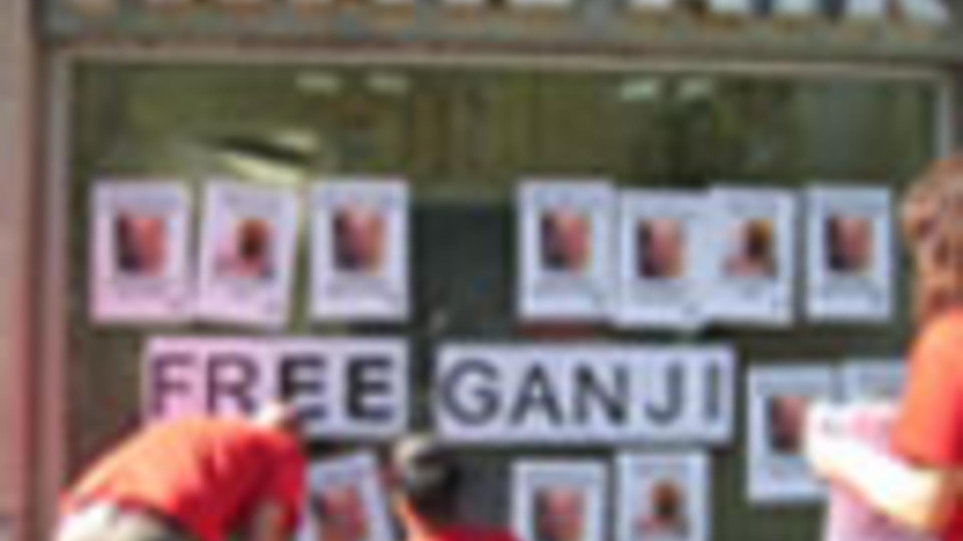 „Lasst Akbar Ganji frei“. Reporter ohne Grenzen protestiert vor dem Büro der iranischen Fluglinie auf den Champs Elysées