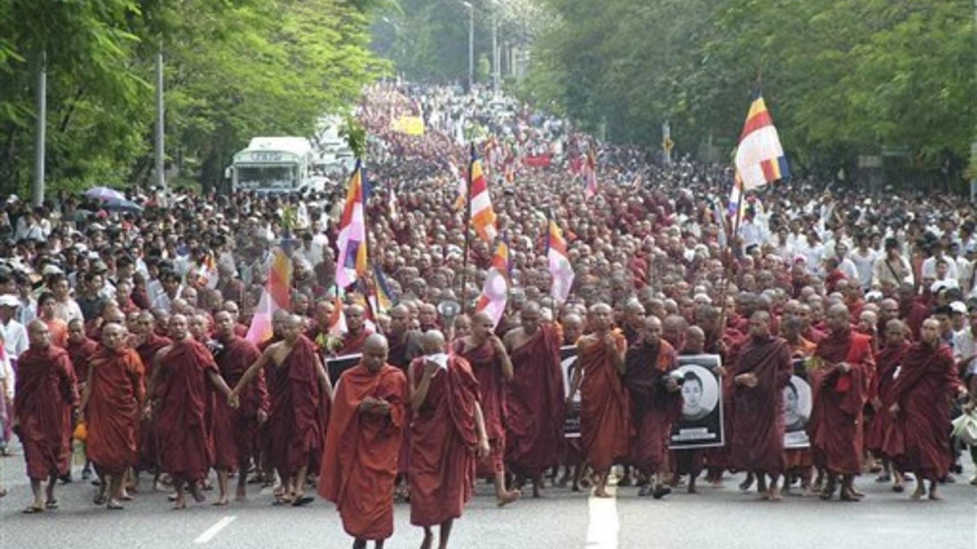 Weiterer Journalist frei / Fünf noch in Haft / Kurzzeitig Internetzugang