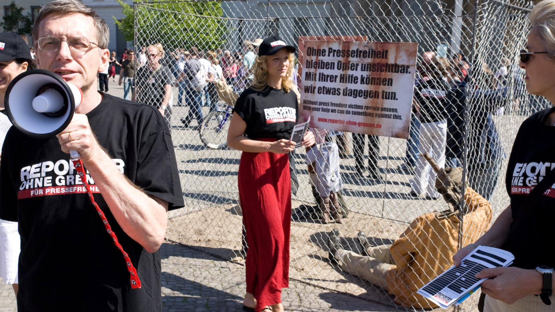 ROG protestiert vor dem Brandenburger Tor: „Ohne Pressefreiheit bleiben Opfer unsichtbar“