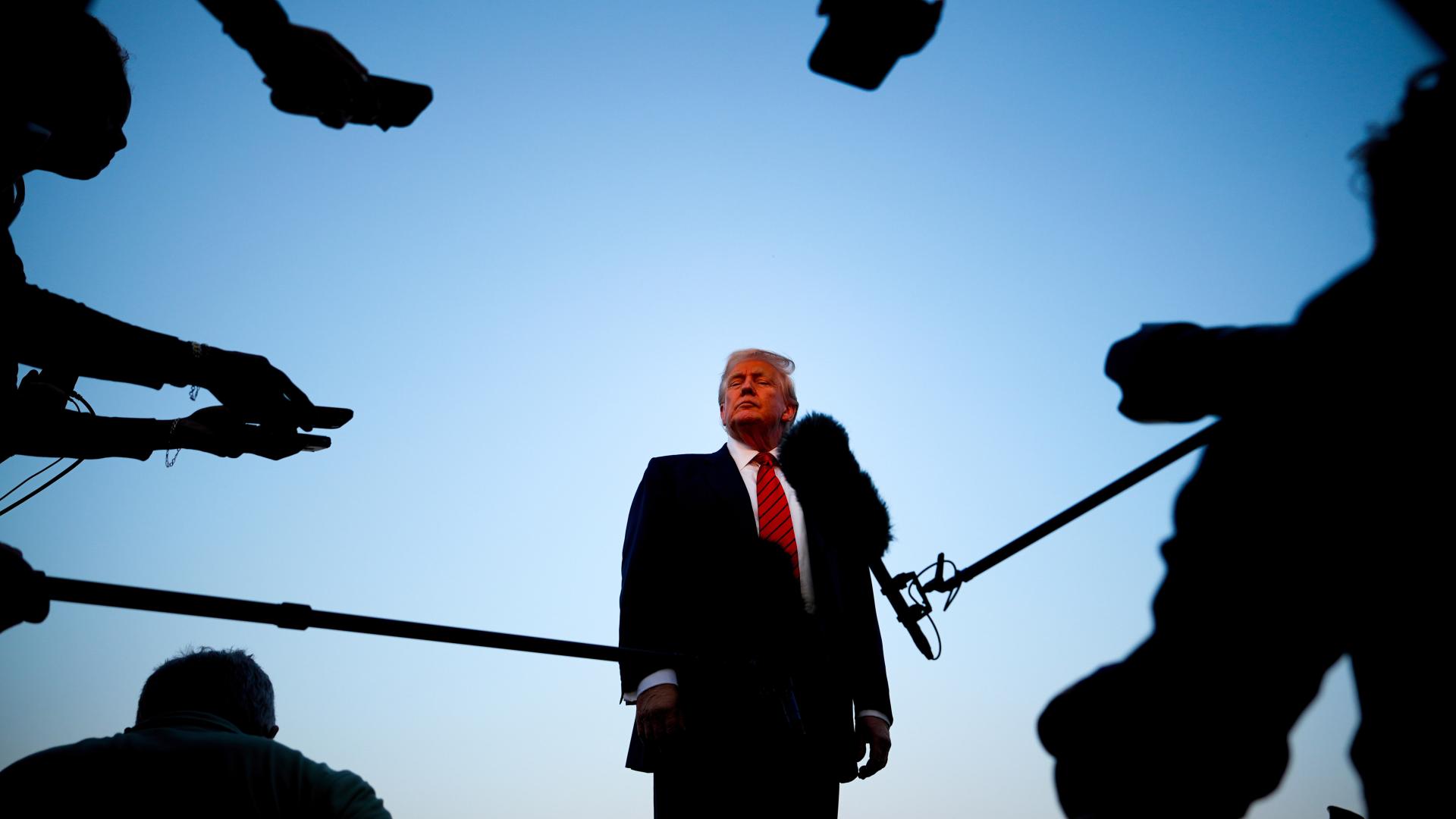 Donald Trump umringt von Mikrofonen