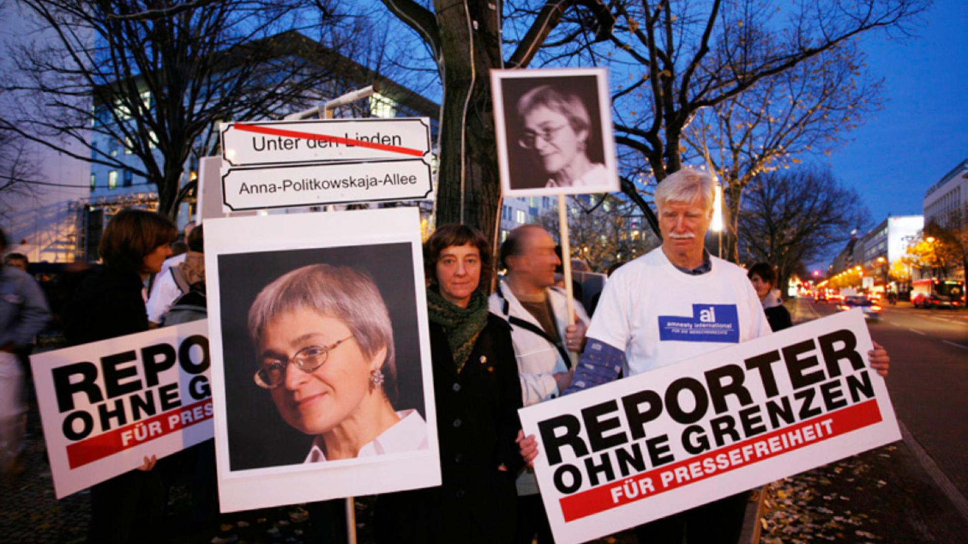 Mahnwache für die ermordete Journalistin Anna Politkowskaja 2006.