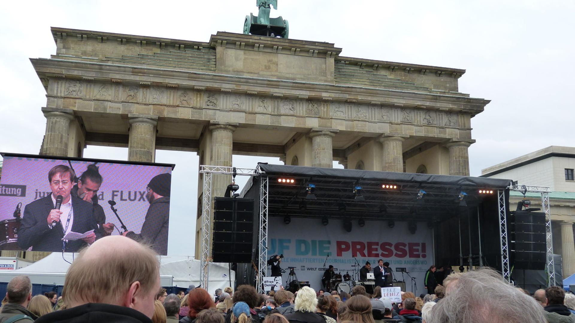 Eine Bühne einer Demonstration vor dem Brandenburger Tor