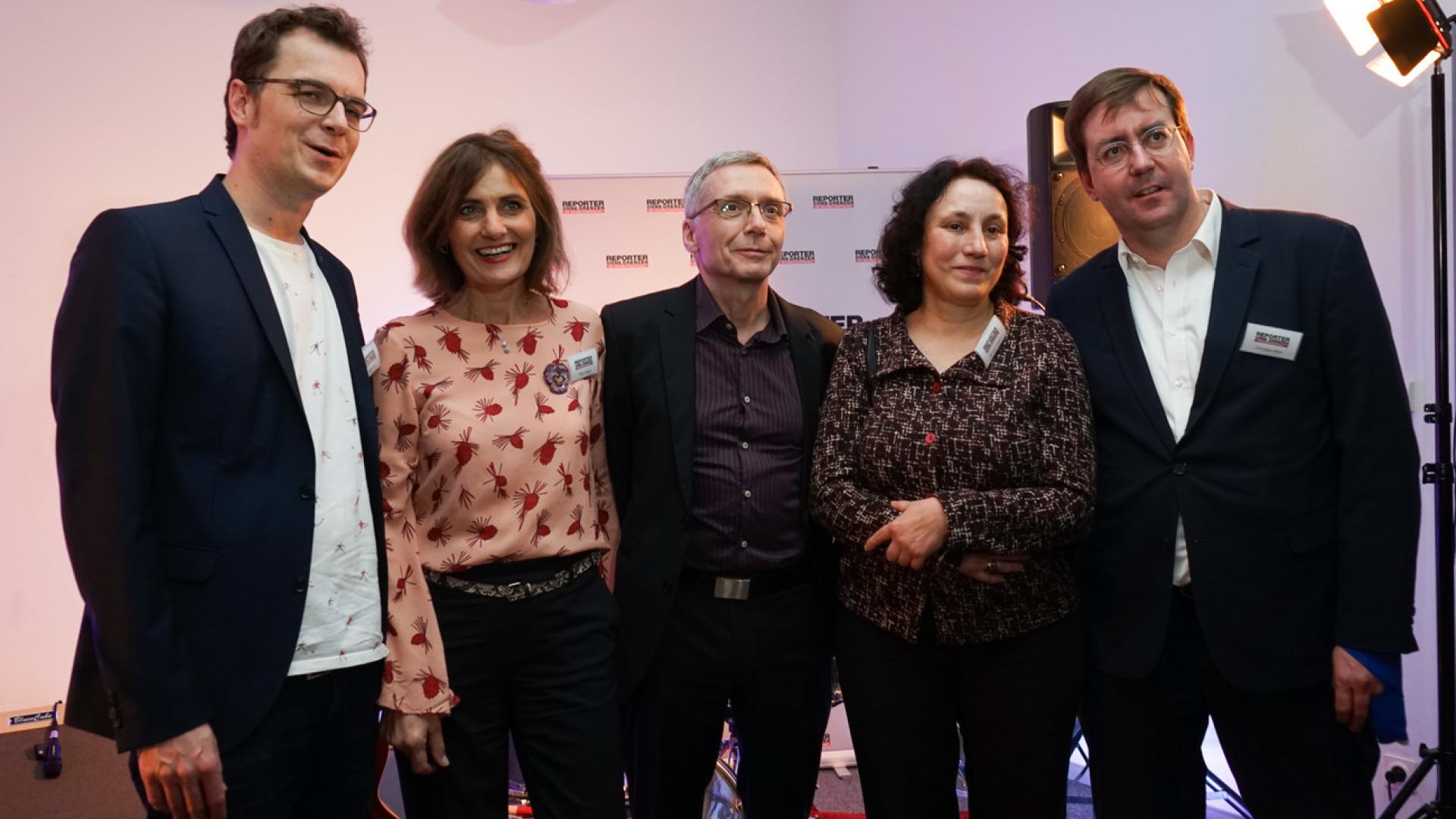 Auf der Feier zum 25. Jubiläum von ROG posieren Vorstandmitglieder Martin Kaul, Katja Gloger, Michael Rediske, Gemma Pörzgen und Geschäftsführer Christian Mihr (v.l.nr.)