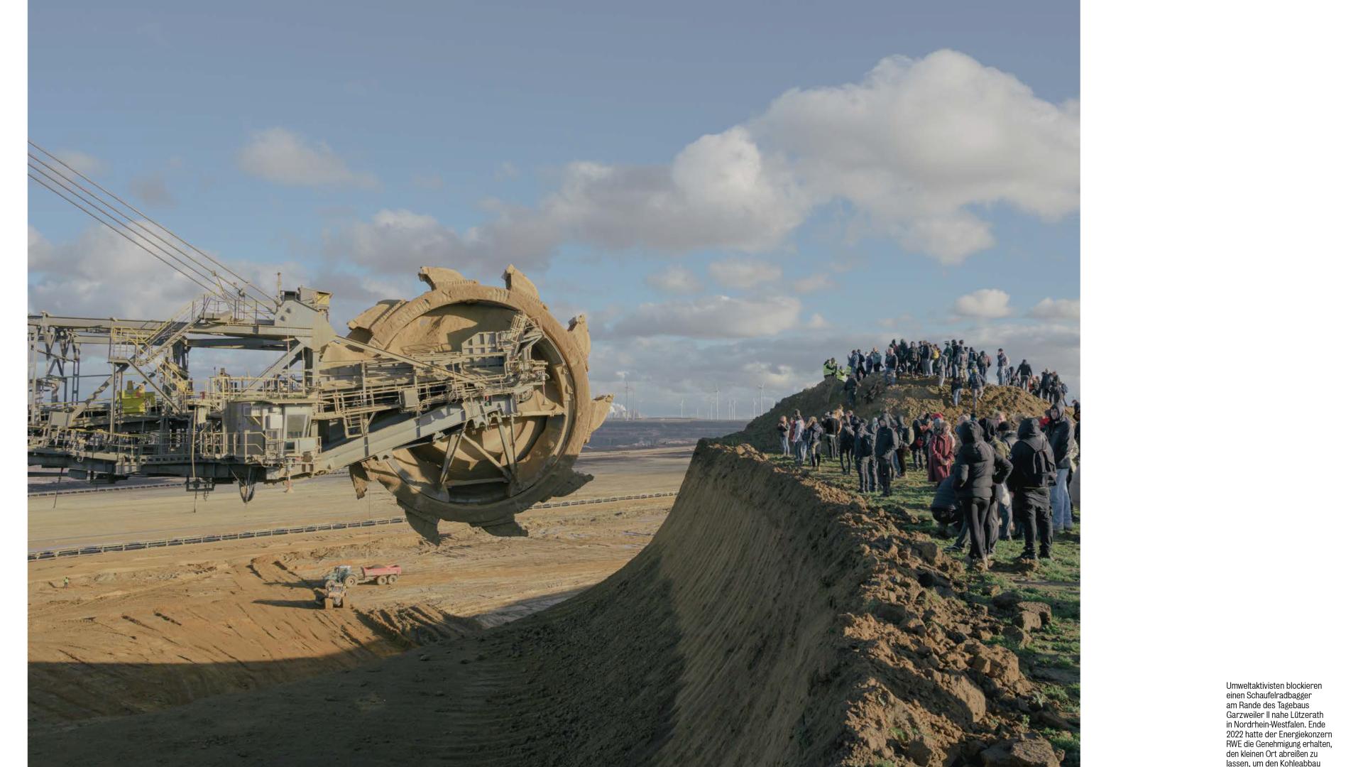 Die Seiten 38 und 39 aus "Fotos für die Pressefreiheit 2025"