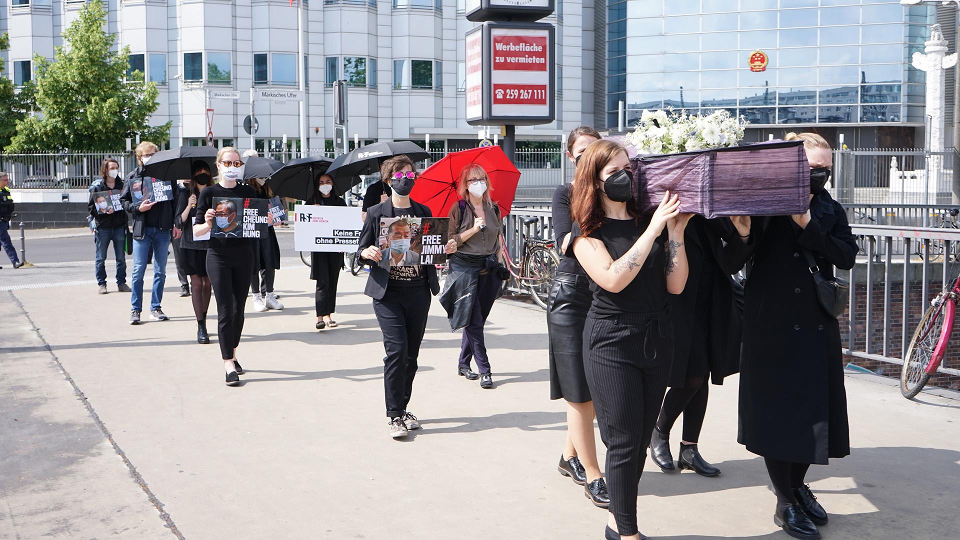 Trauermarsch vor der chinesischen Botschaft