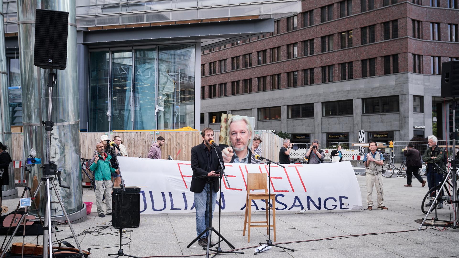 Geburtstagsmahnwache Assange 2