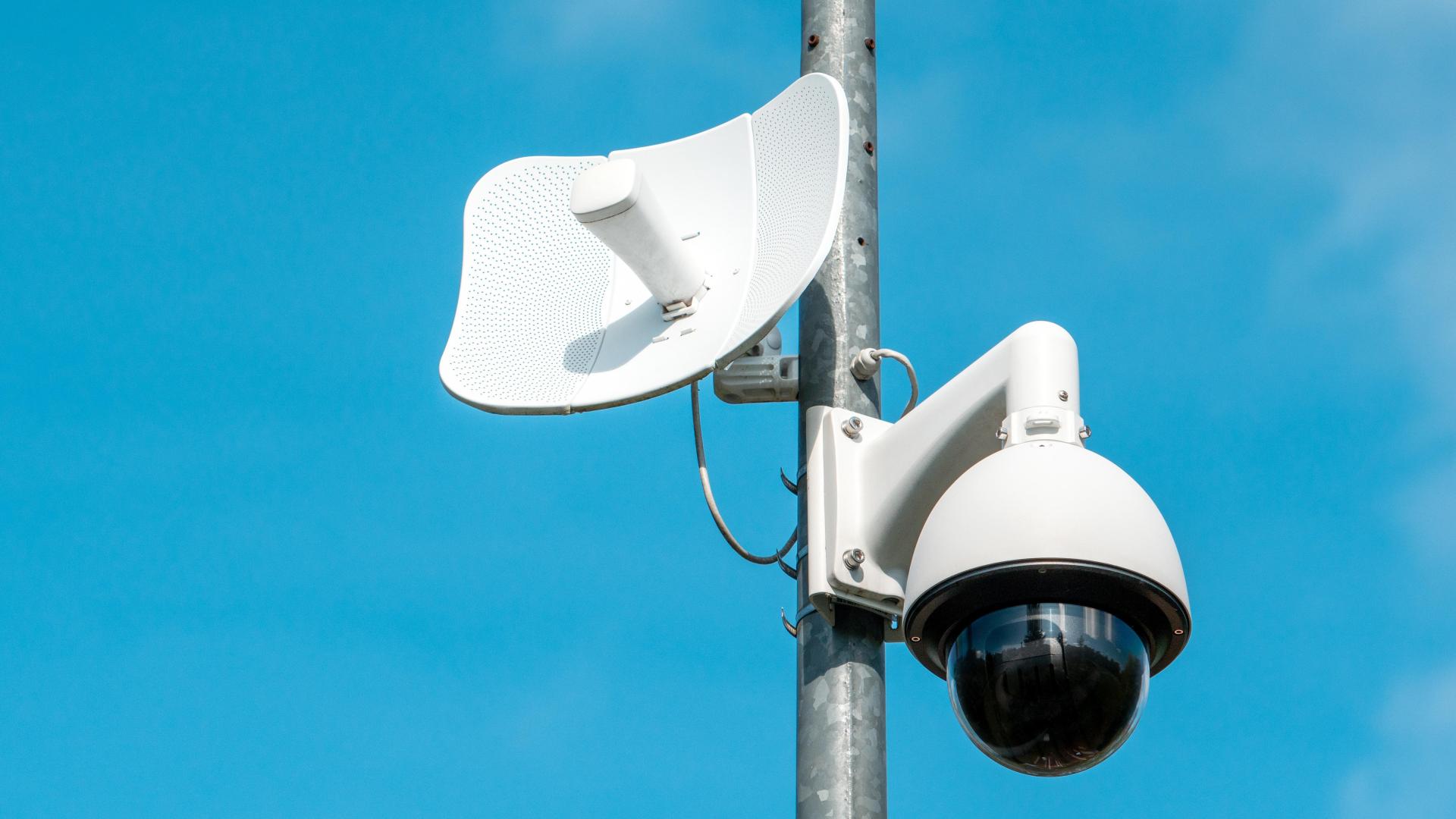Eine Überwachungskamera vor blauem Himmel