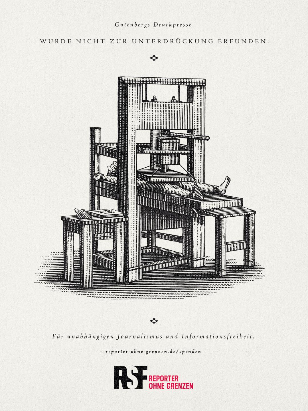 Gutenbergs Presse mit einer Person dazwischen liegend