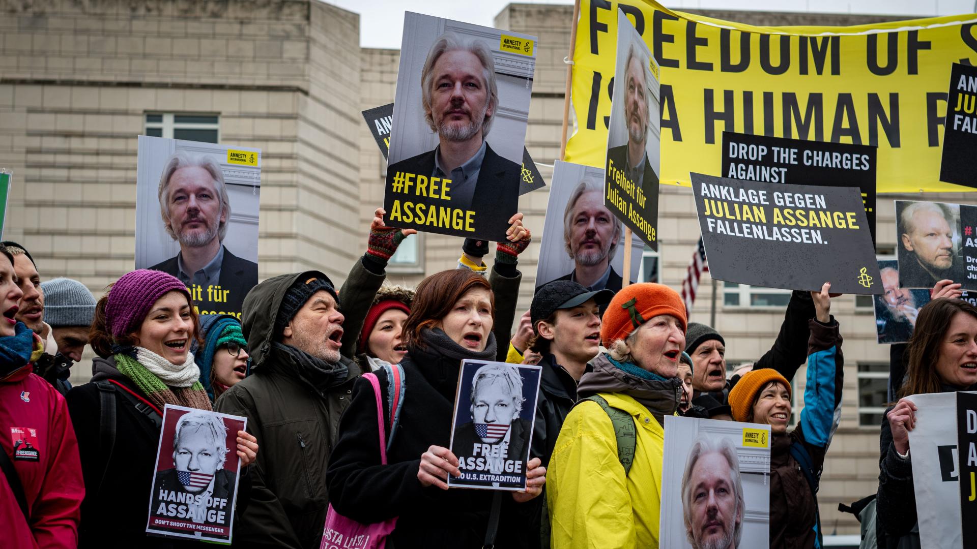 Aktion vor der US-Botschaft: Anklage gegen Assange fallenlassen, Auslieferung stoppen