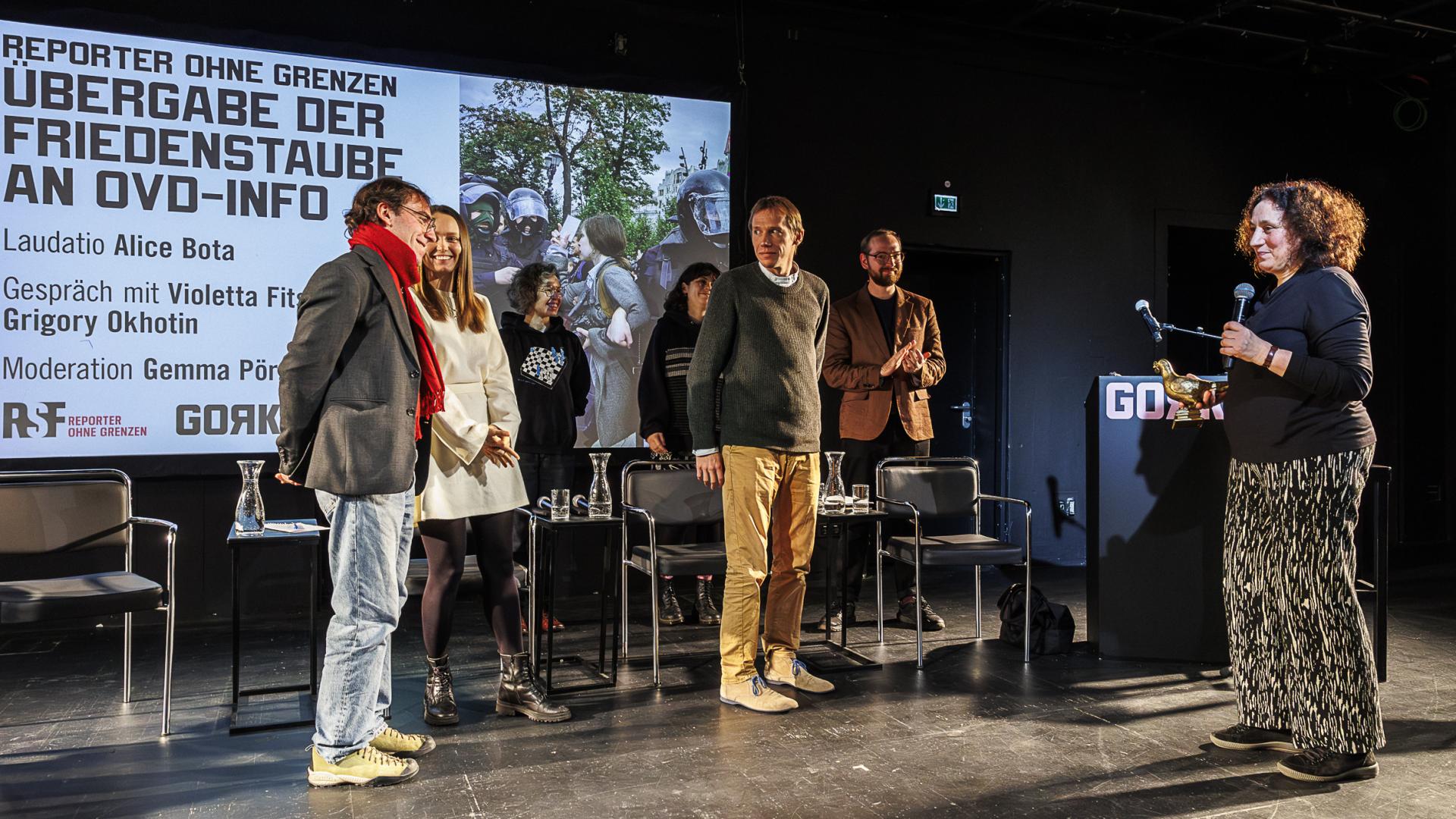 Übergabe der Goldenen Friedenstaube an die russische Initiative OVD-Info