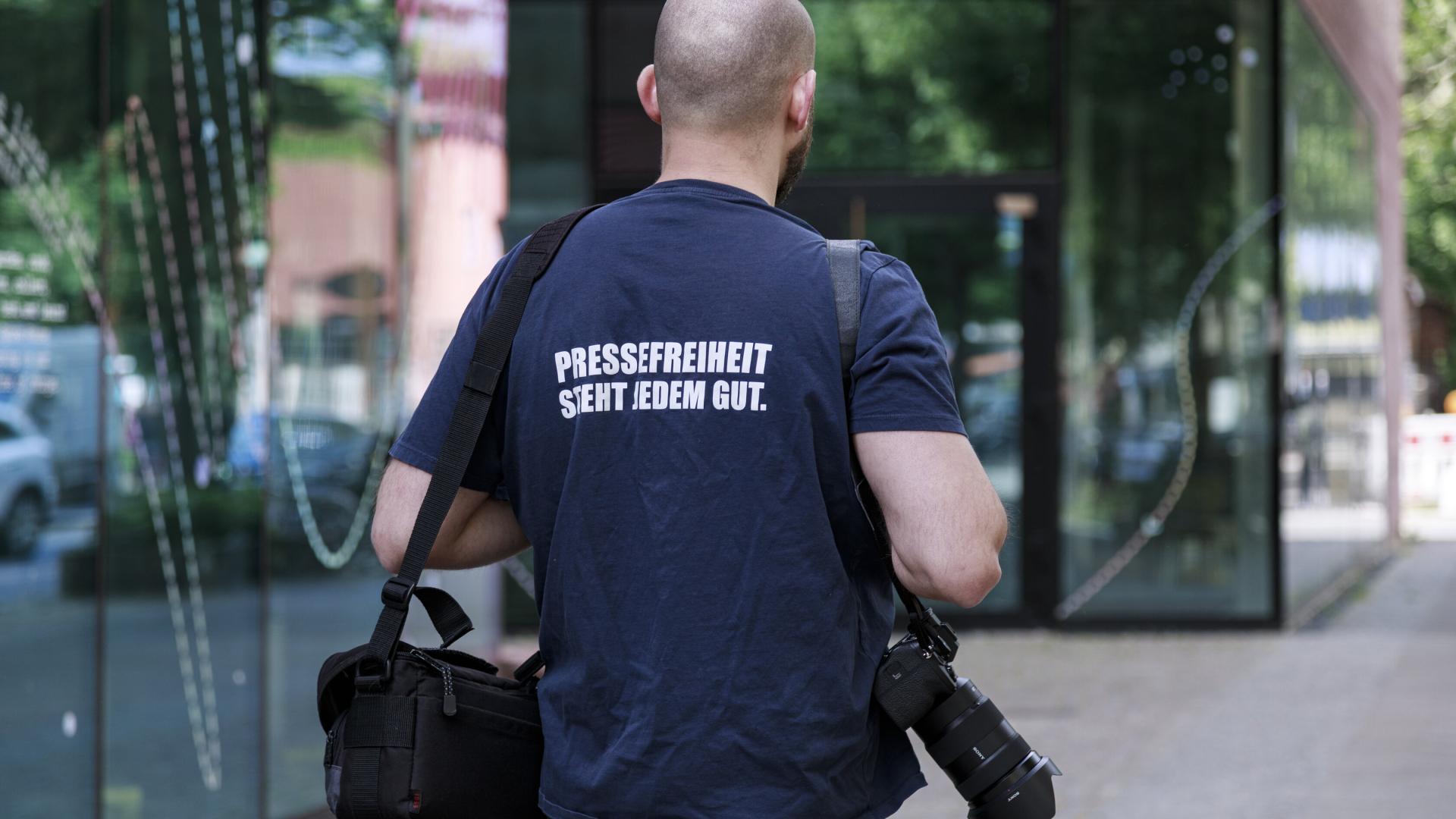 rsz_250521_symbolbild_shirt_pressefreiheit_rsf_martaguetp_20250515_0053