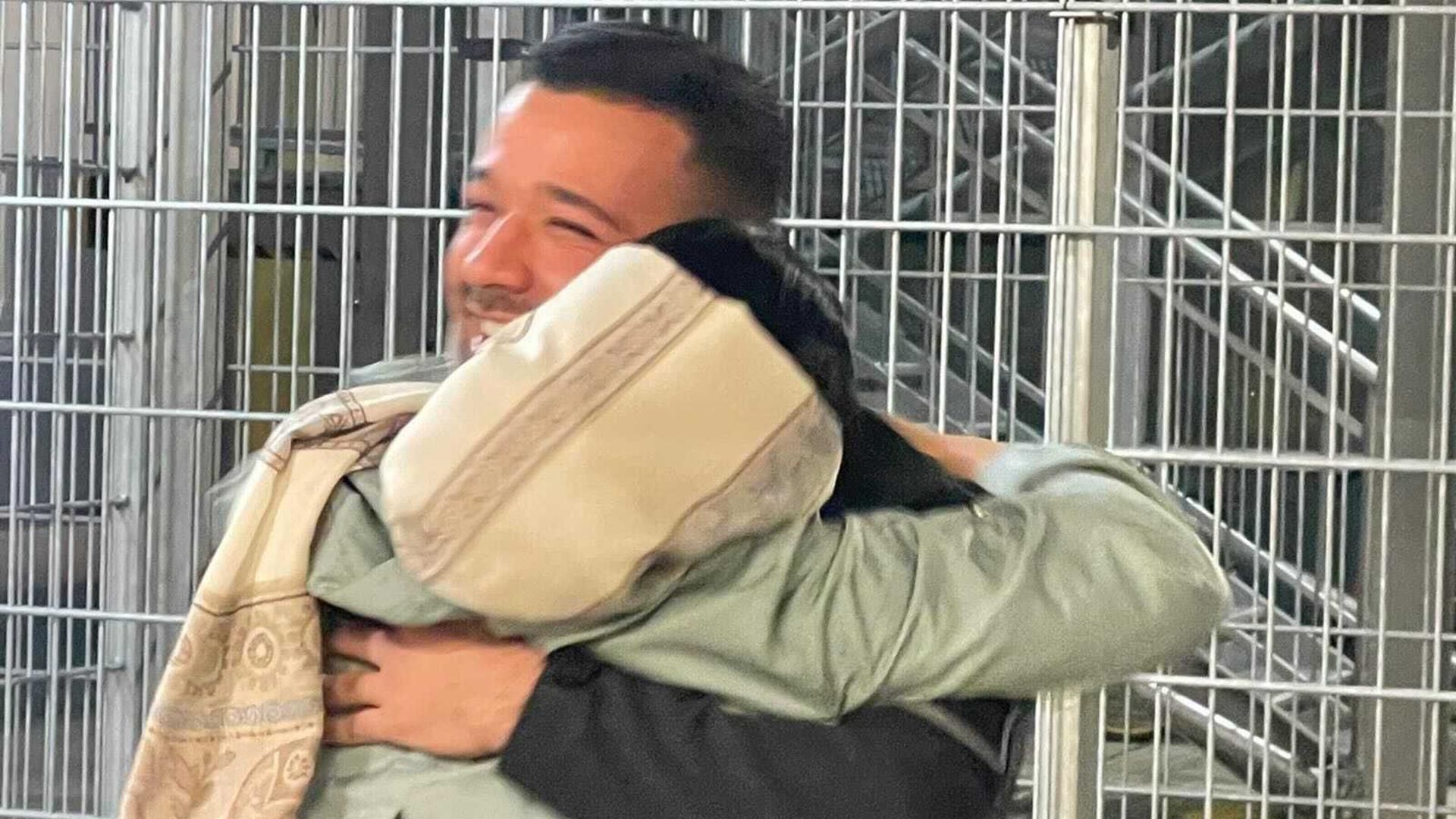 Zwei Menschen umarmen sich