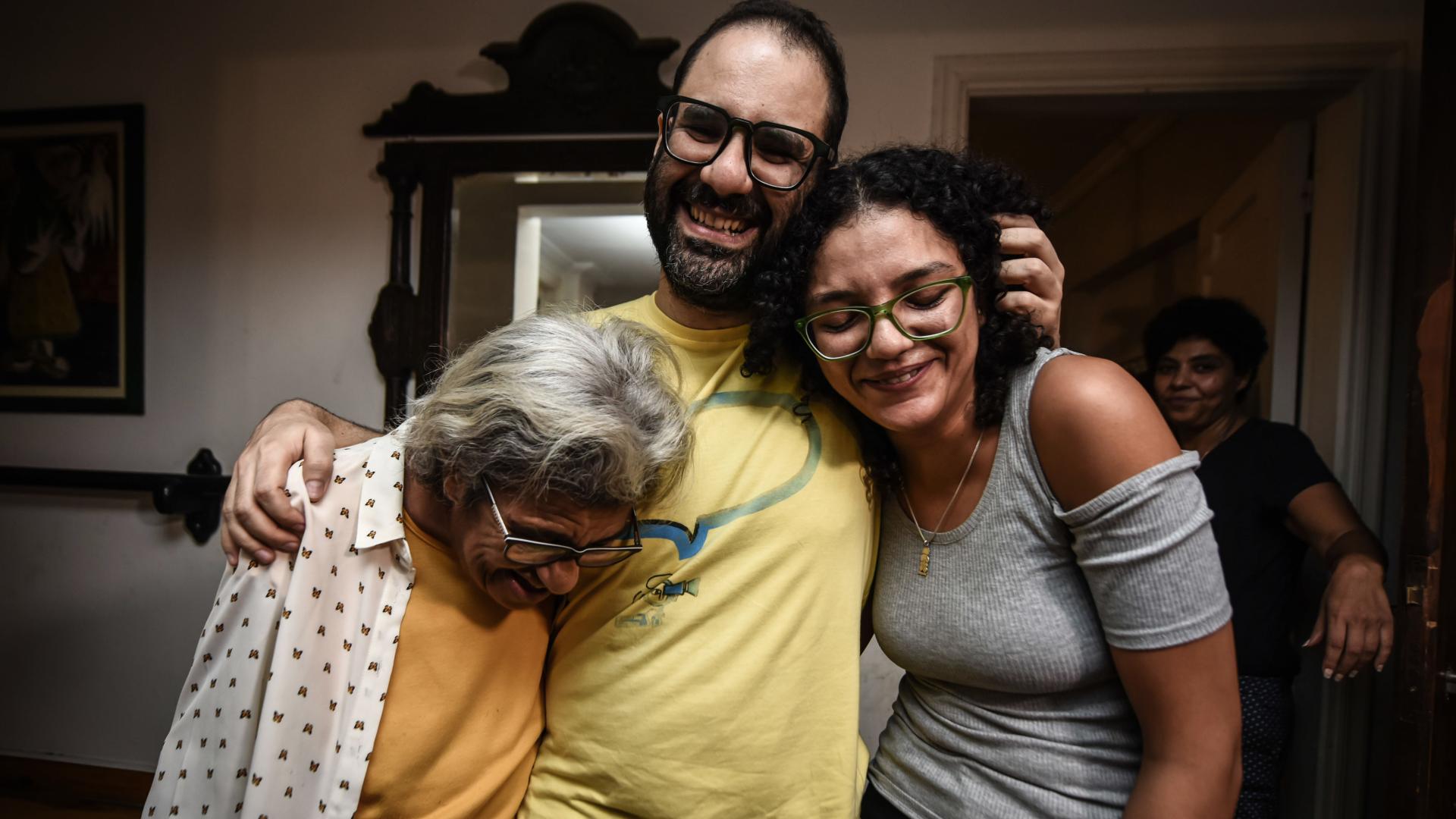 Zu sehen sind der ägyptische Blogger Alaa Abdel Fattah gemeinsam mit seiner Schwester und Mutter in einer häuslichen Umgebung