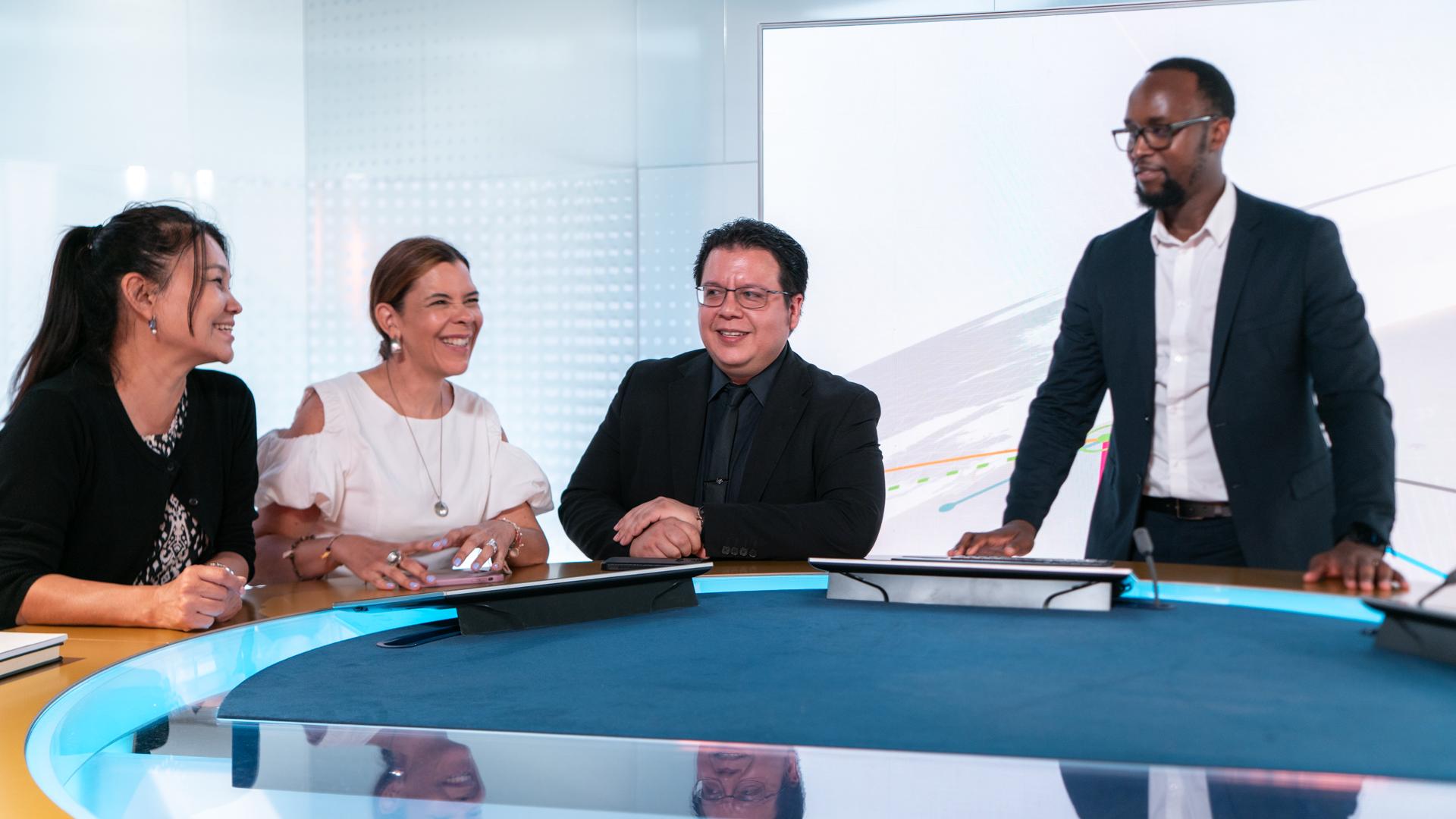 4 Stipendiat*innen haben sich um einen runden Tisch versammelt