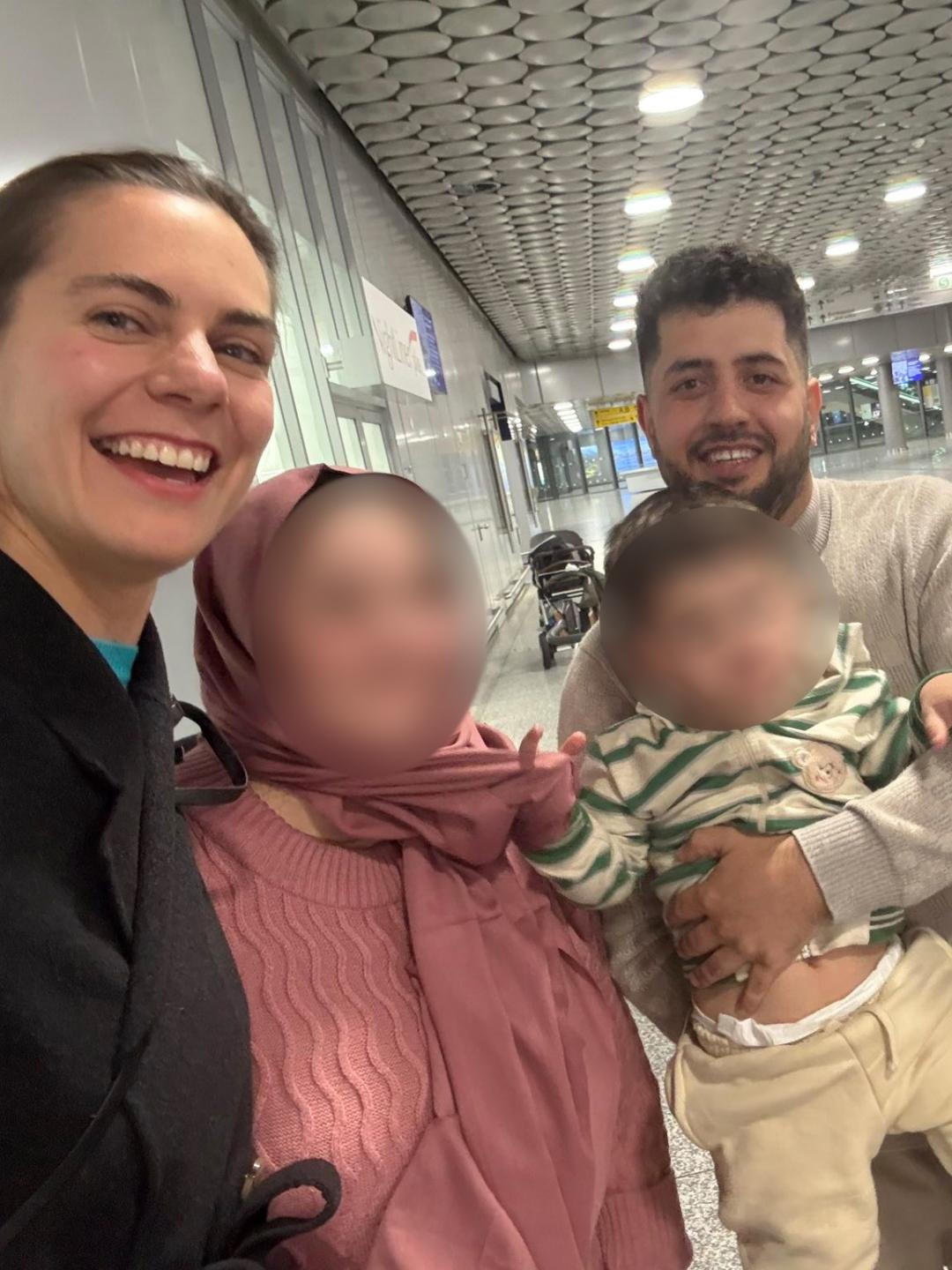 Zu sehen ist der Journalist Lutfullah Qasimyar mit Frau und Kind bei der Ankunft am Flughafen.