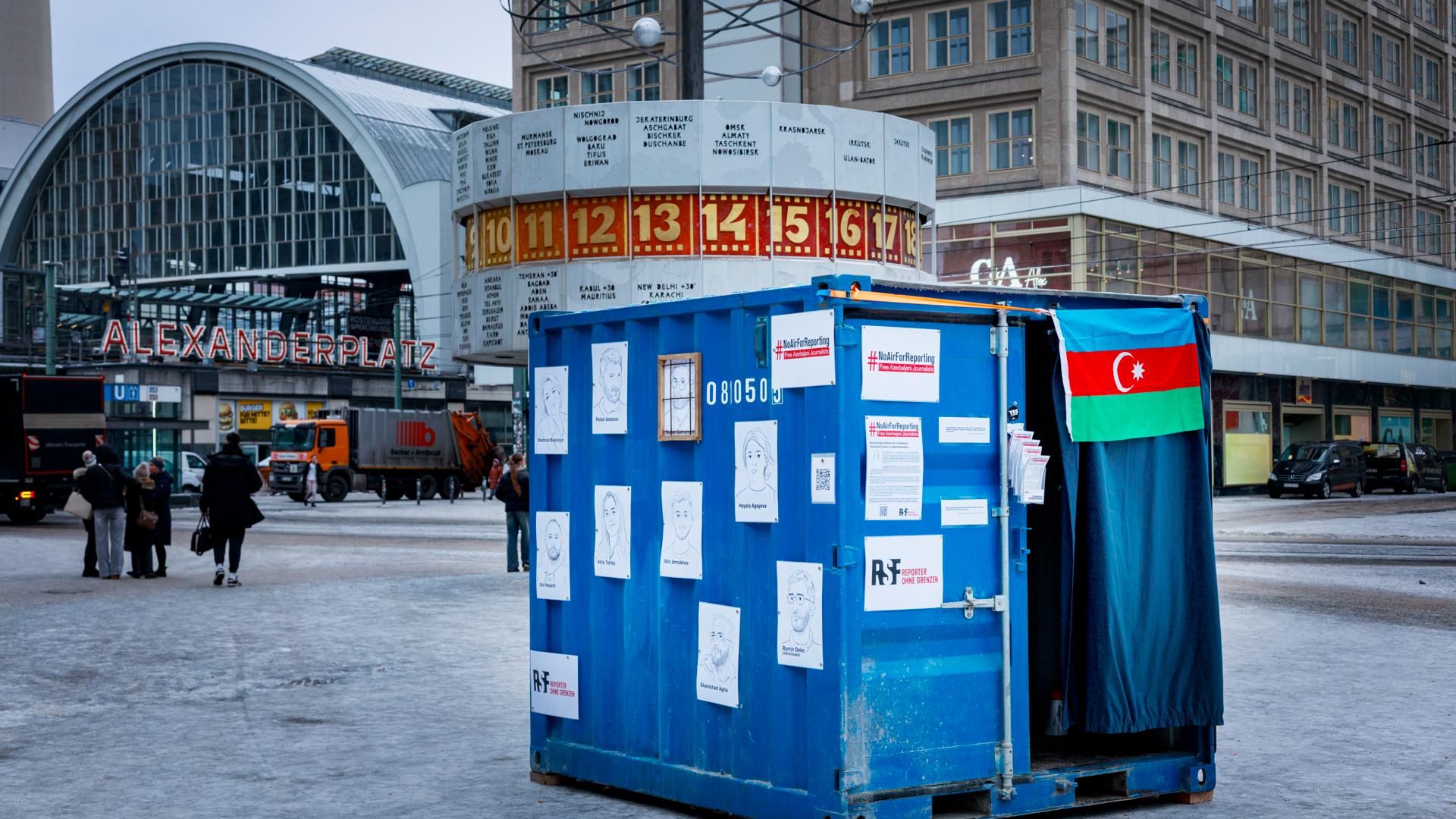 Solidaritäts-Aktion für inhaftierte Journalist*innen in Aserbaidschan