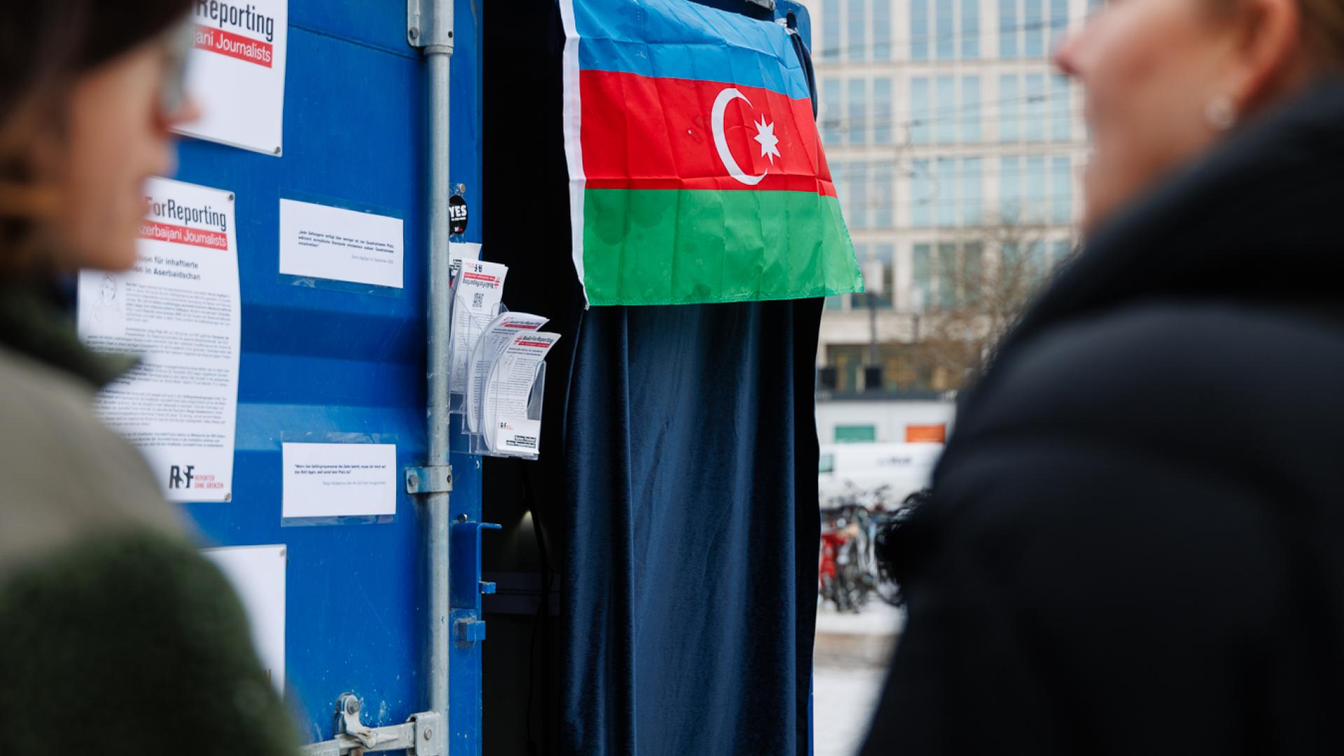 Detailansicht vom Eingang in den Container, inklusive Aserbaidschan-Flagge