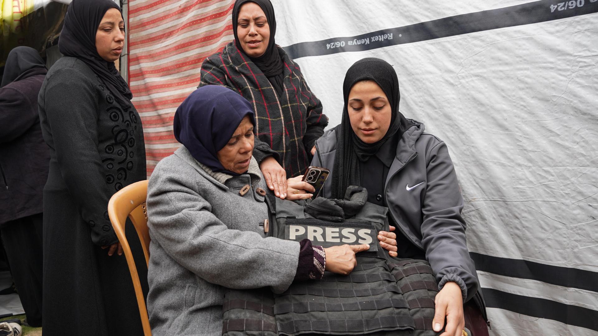 Extreme Erschöpfung, ständige Gefahr: Wie es ist, als Journalist*in in Gaza zu arbeiten