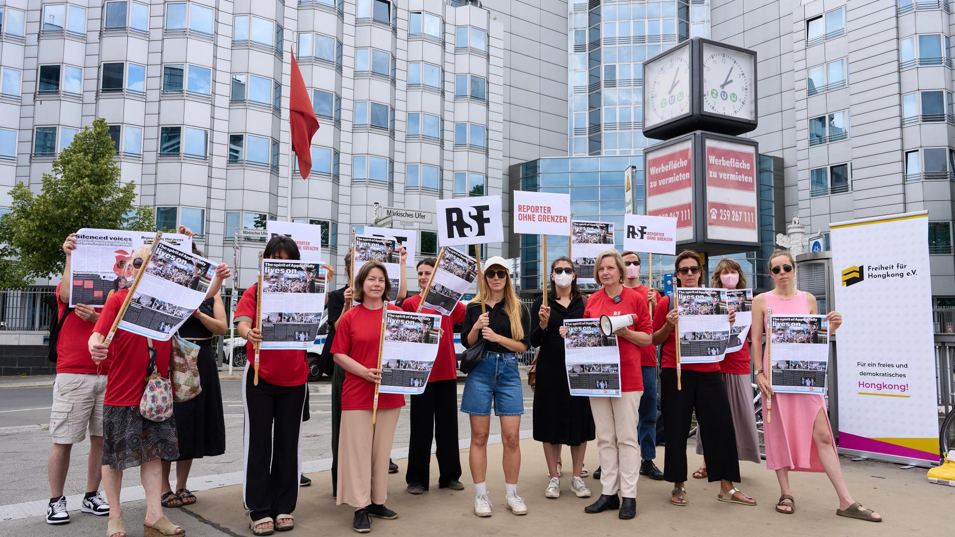 Im Juni 2025 protestierte Reporter ohne Grenzen vor der chinesischen Botschaft in Berlin.