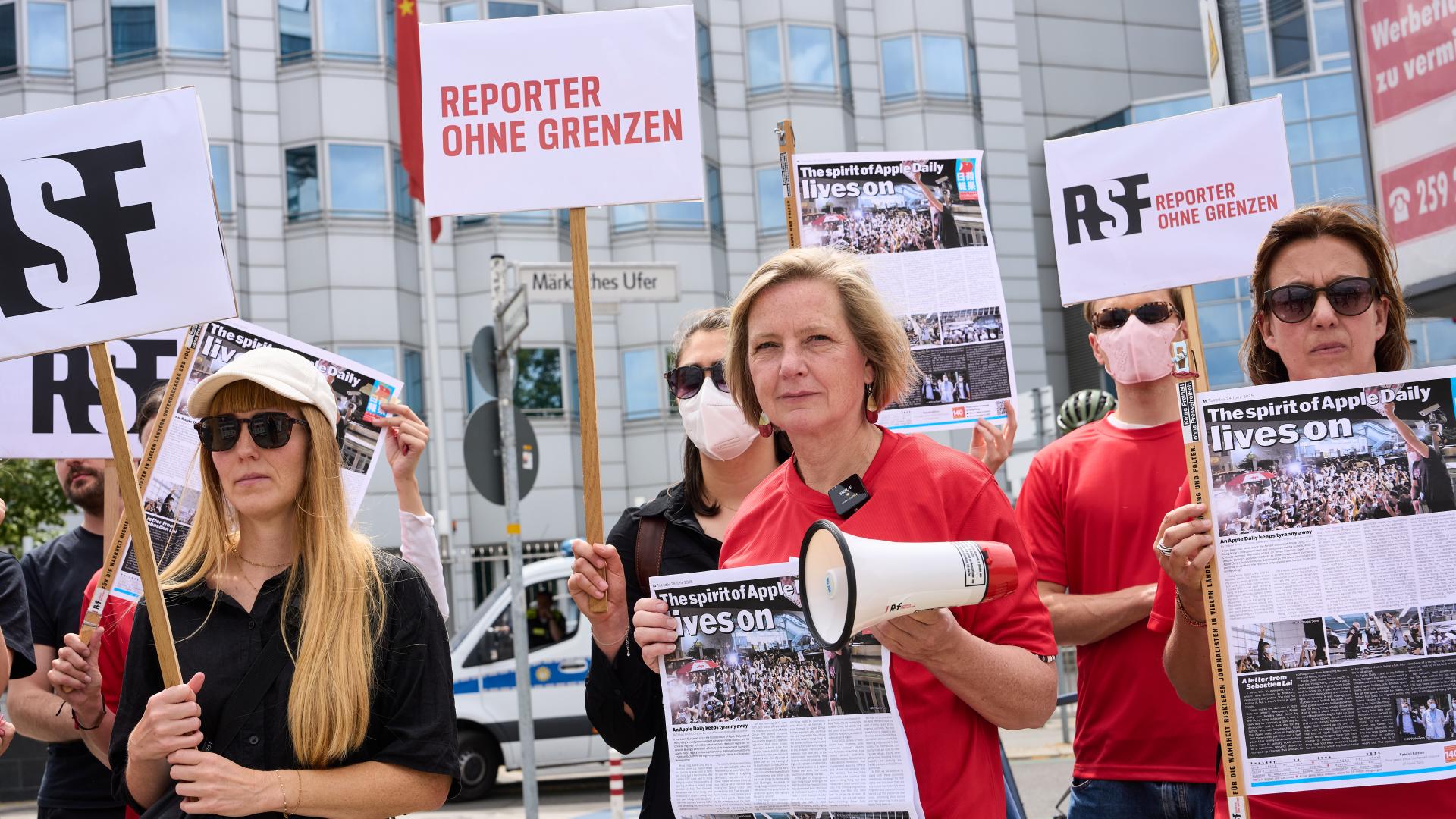 Im Juni 2025 protestierte Reporter ohne Grenzen vor der chinesischen Botschaft in Berlin.