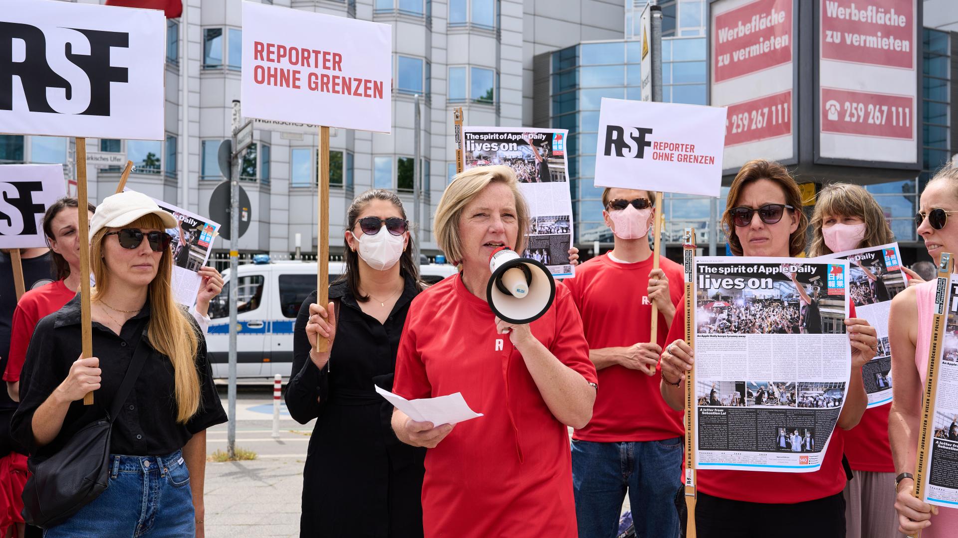 Im Juni 2025 protestierte Reporter ohne Grenzen vor der chinesischen Botschaft in Berlin.