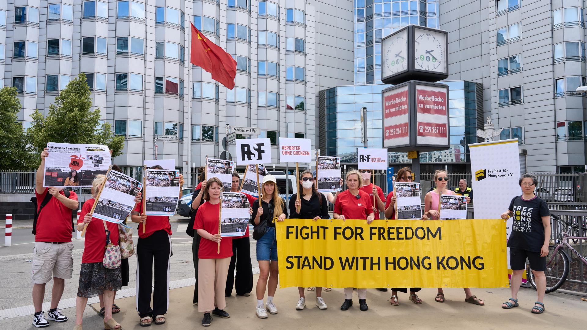 Im Juni 2025 protestierte Reporter ohne Grenzen vor der chinesischen Botschaft in Berlin.