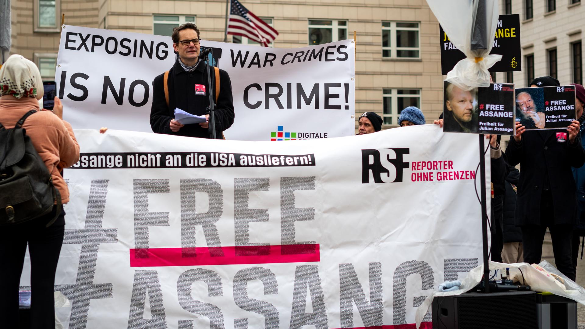 Aktion für die Freilassung von Julian Assange im Februar 2024 vor der US-Botschaft in Berlin