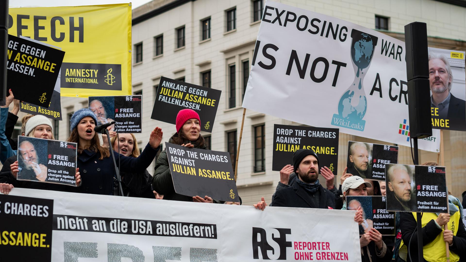 Aktion für die Freilassung von Julian Assange im Februar 2024 vor der US-Botschaft in Berlin