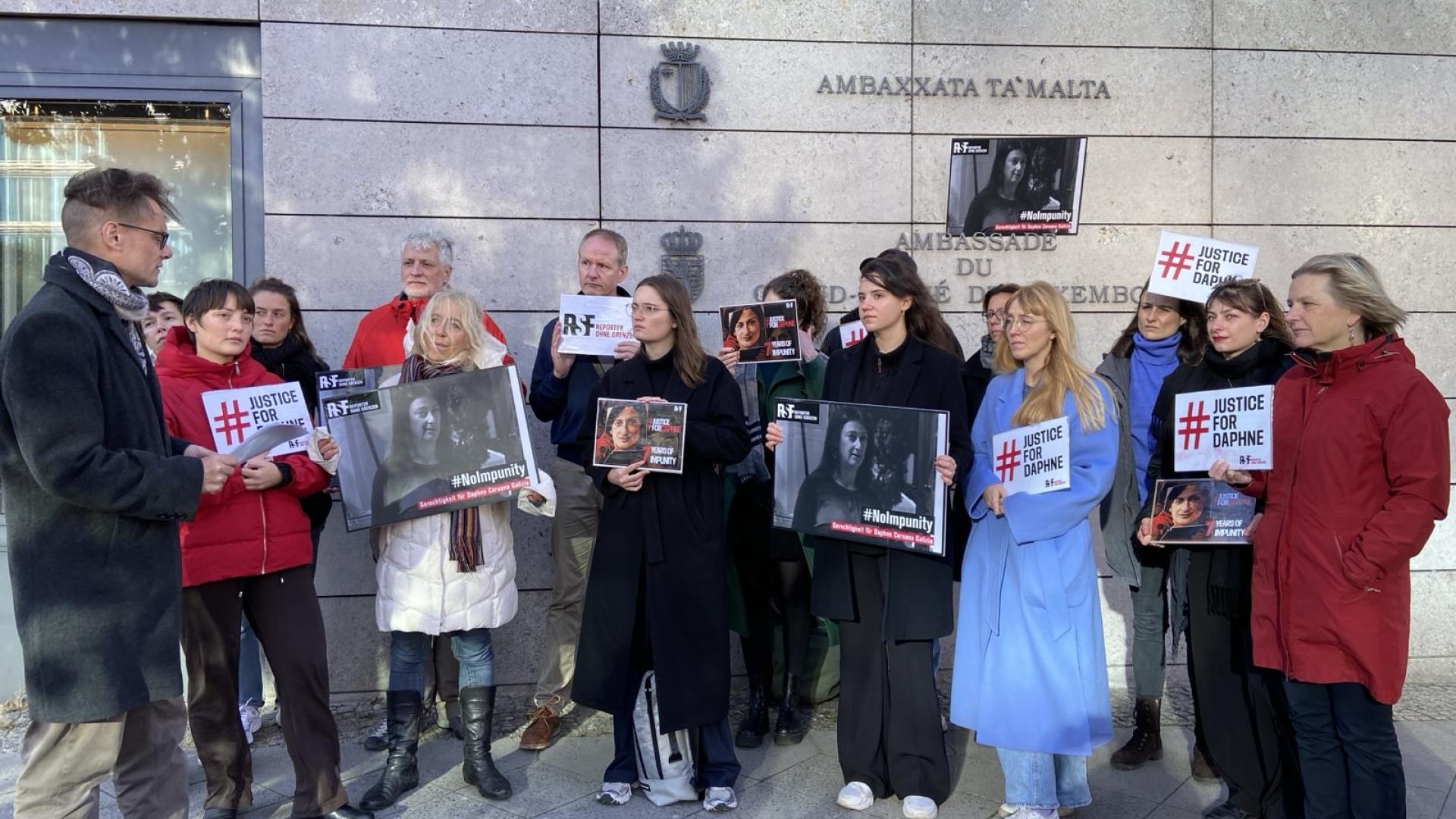 Mahnwache für Daphne Caruana Galizia im Oktober 2024 vor der Botschaft von Malta in Berlin