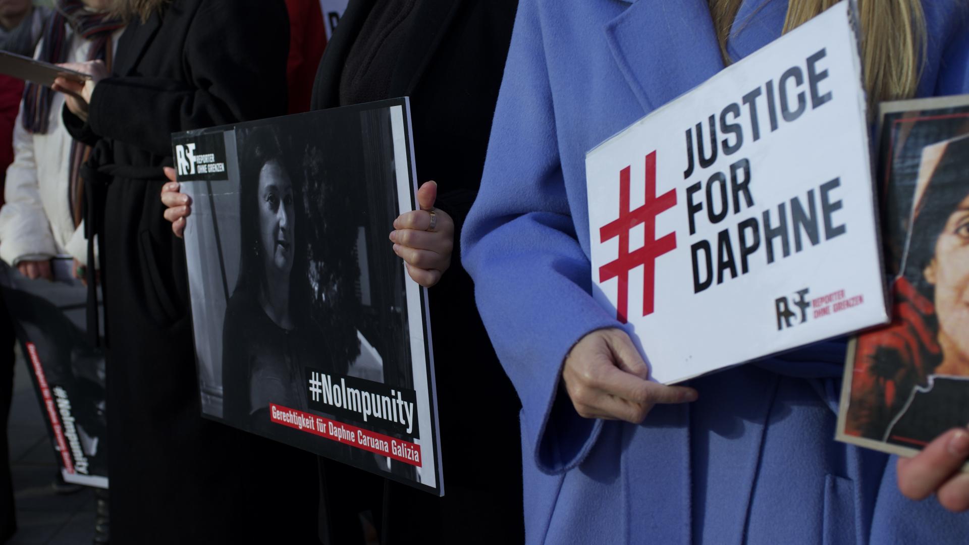 Mahnwache für Daphne Caruana Galizia im Oktober 2024 vor der Botschaft von Malta in Berlin