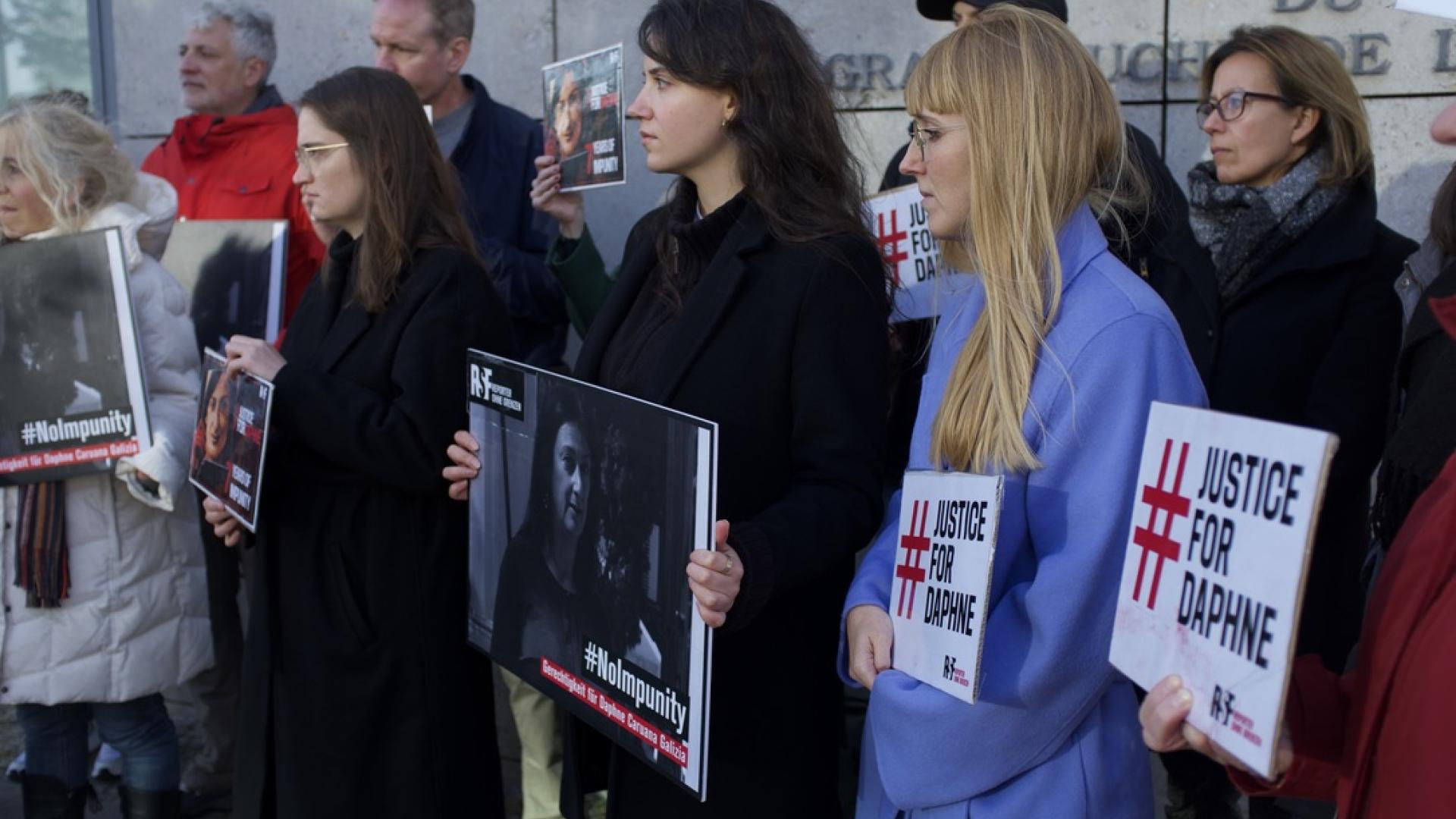 Mahnwache für Daphne Caruana Galizia im Oktober 2024 vor der Botschaft von Malta in Berlin