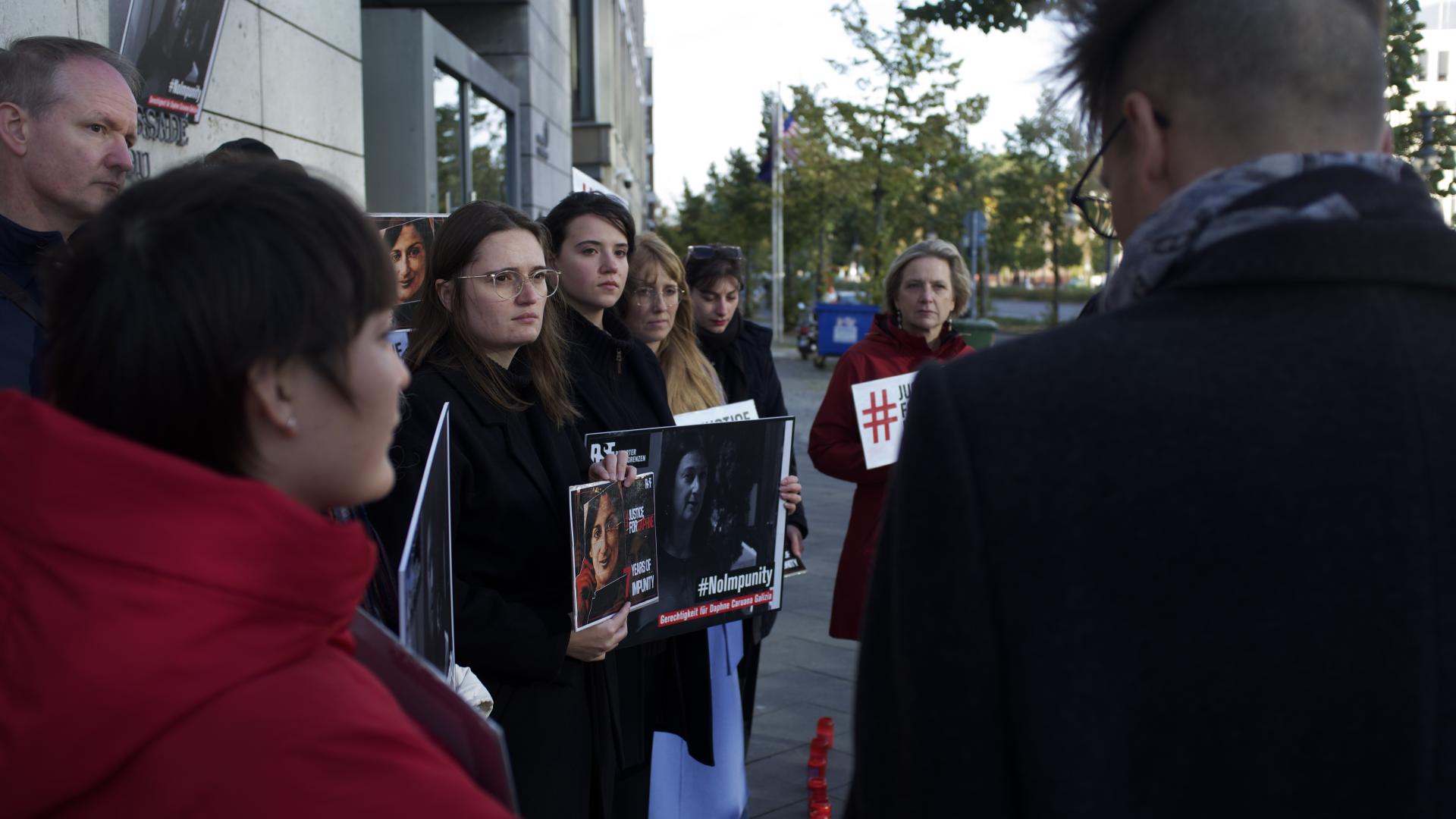 Mahnwache für Daphne Caruana Galizia im Oktober 2024 vor der Botschaft von Malta in Berlin