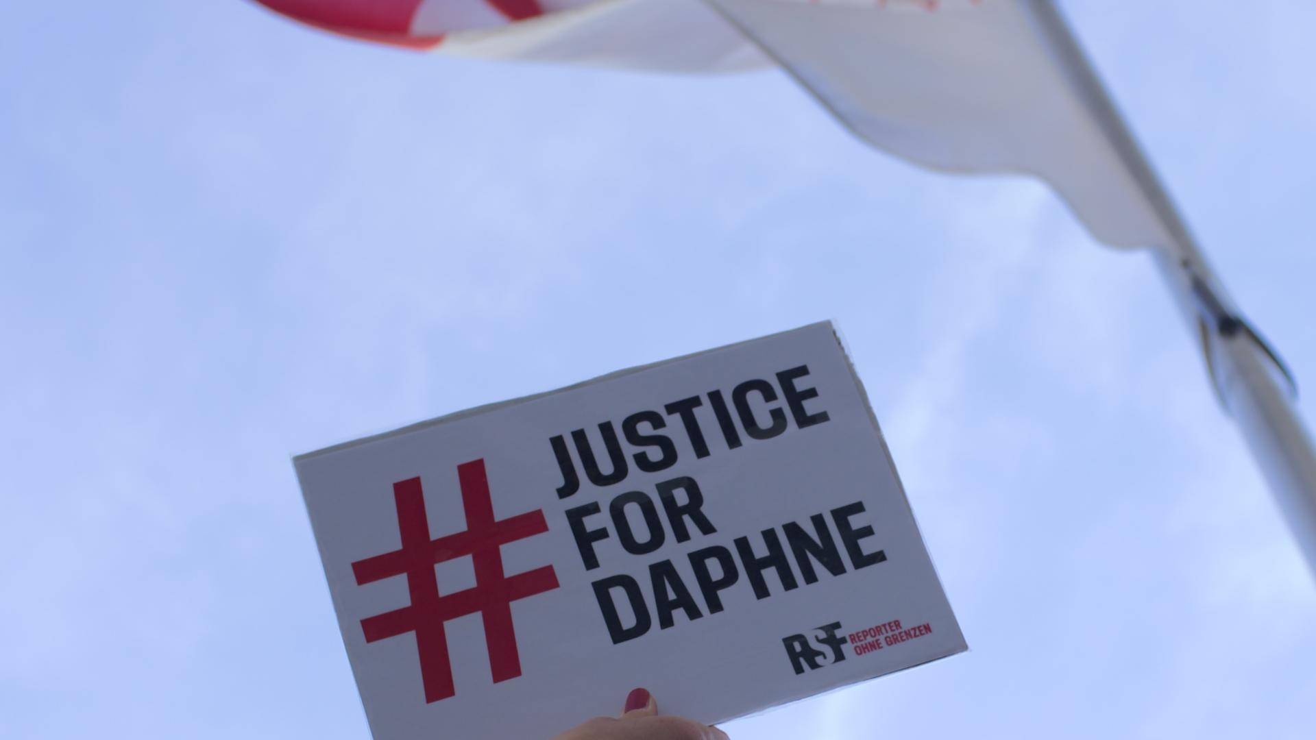 Mahnwache für Daphne Caruana Galizia im Oktober 2024 vor der Botschaft von Malta in Berlin