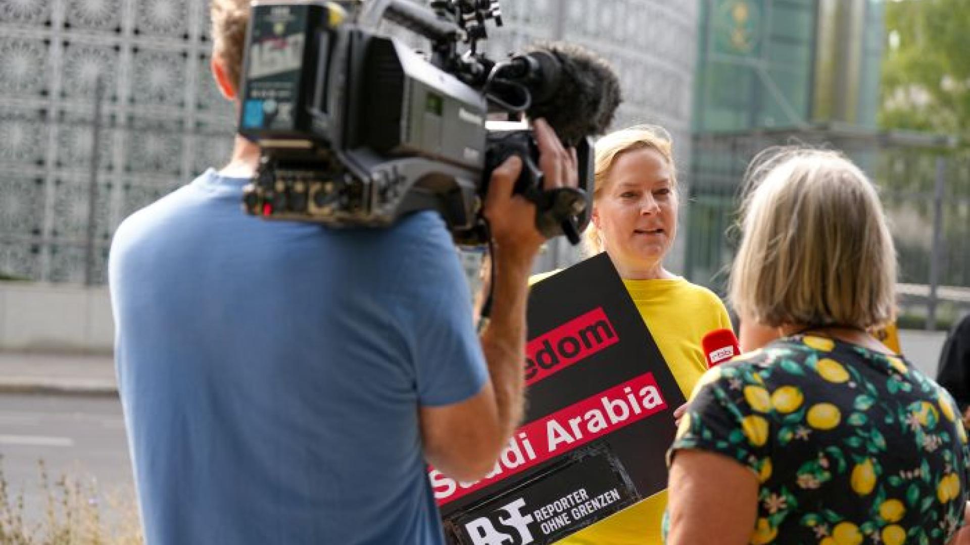 Wir fordern Gerechtigkeit für Jamal Khashoggi vor der Botschaft des Königreiches Saudi-Arabien im Oktober 2023