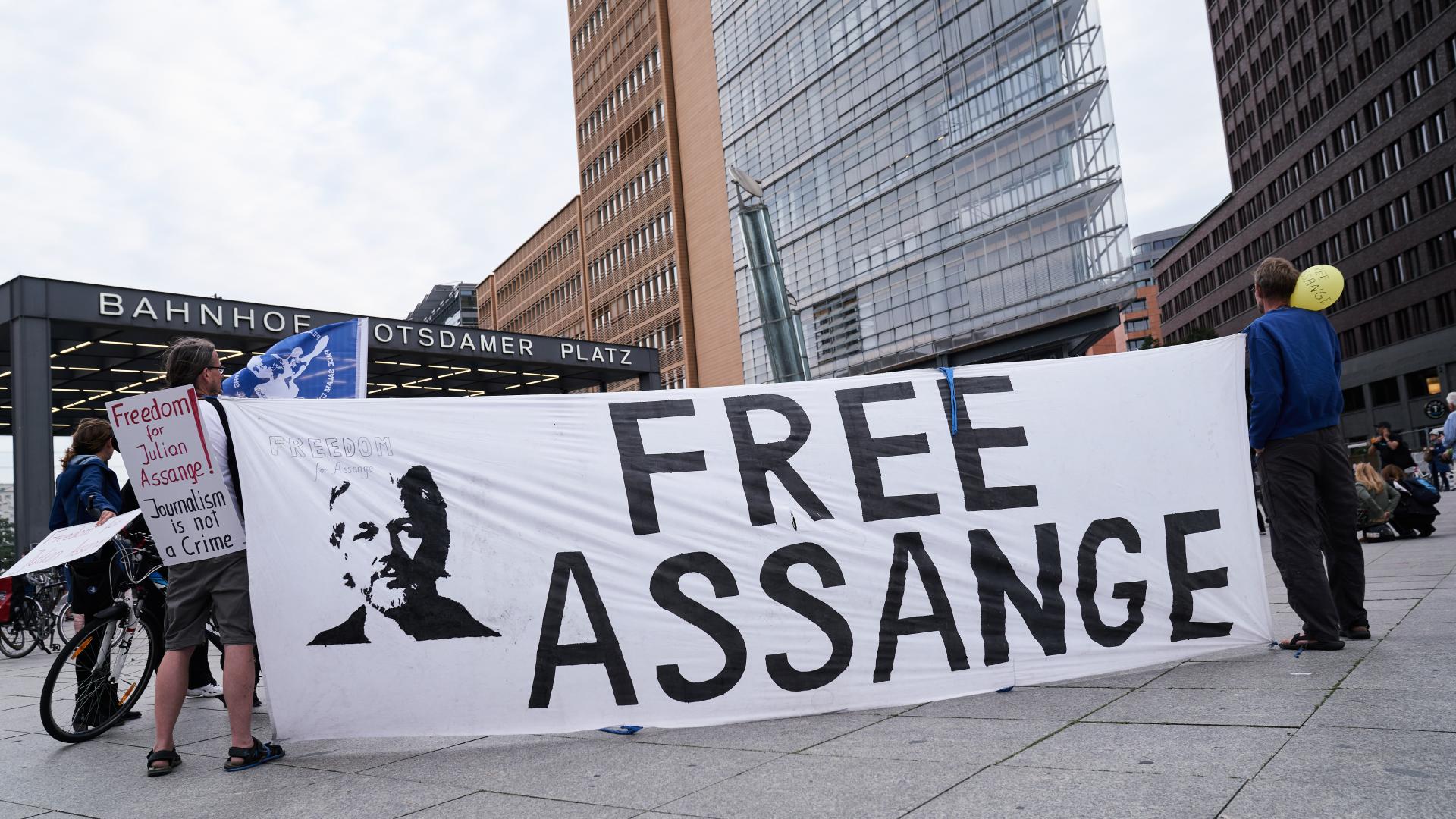 Geburtstagsmahnwache für Julian Assange im Juli 2023 auf dem Pariser Platz in Berlin