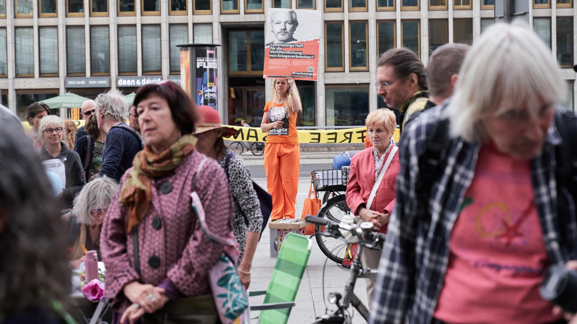 Geburtstagsmahnwache für Julian Assange im Juli 2023 auf dem Pariser Platz in Berlin