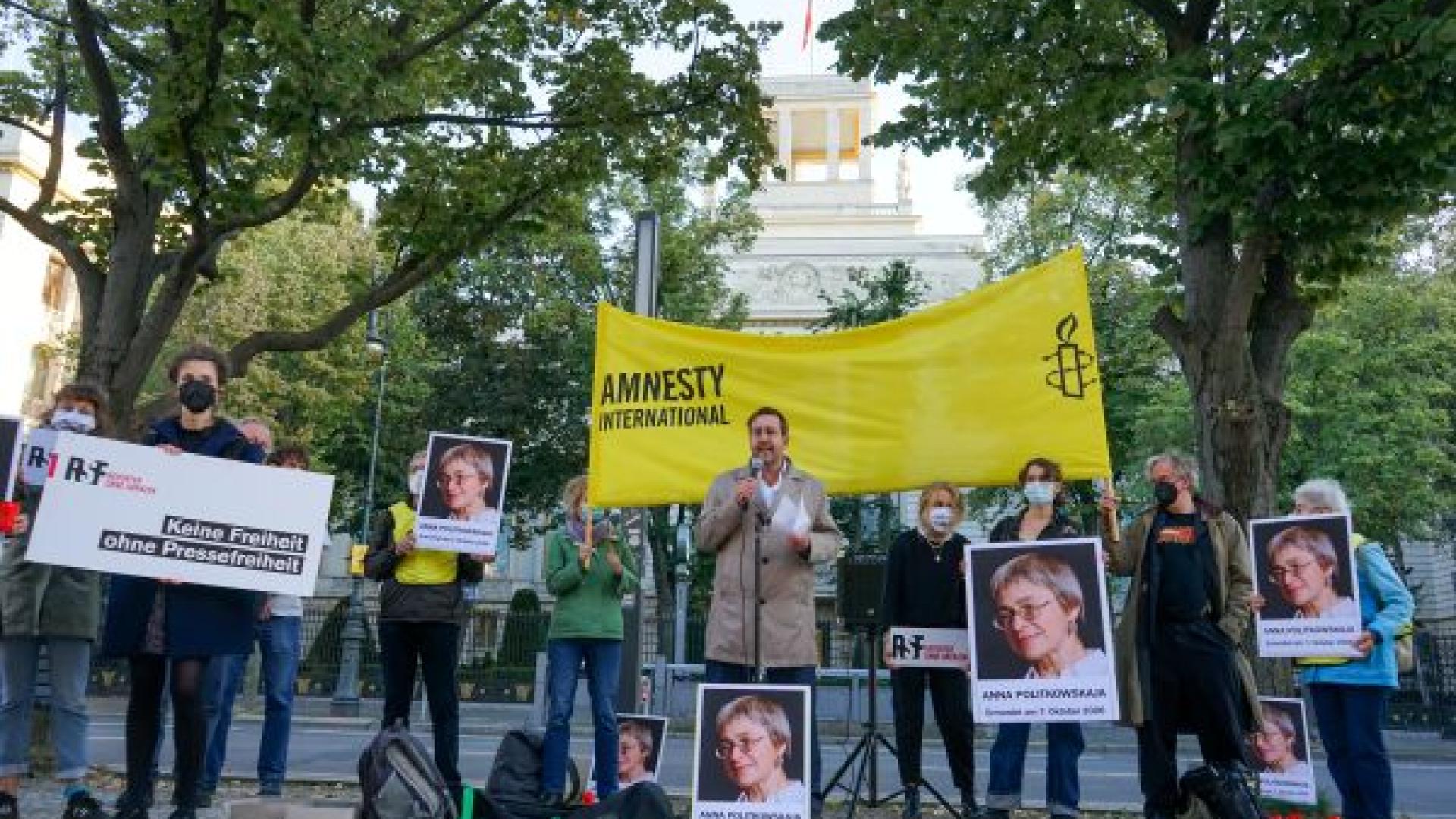 Mahnwache für Anna Politkowskaja am 7. Oktober 2021 vor der Botschaft der Russischen Föderation